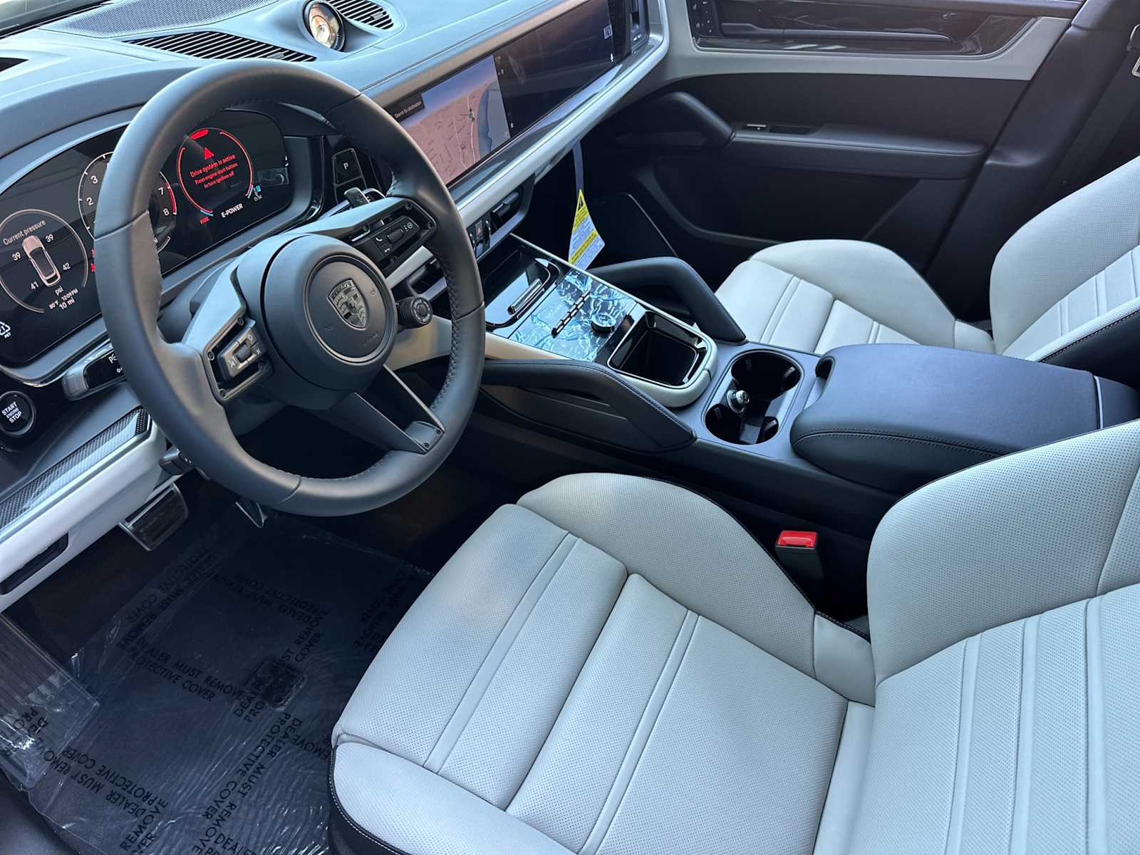 2025 Porsche Cayenne Turbo E-Hybrid photo 4