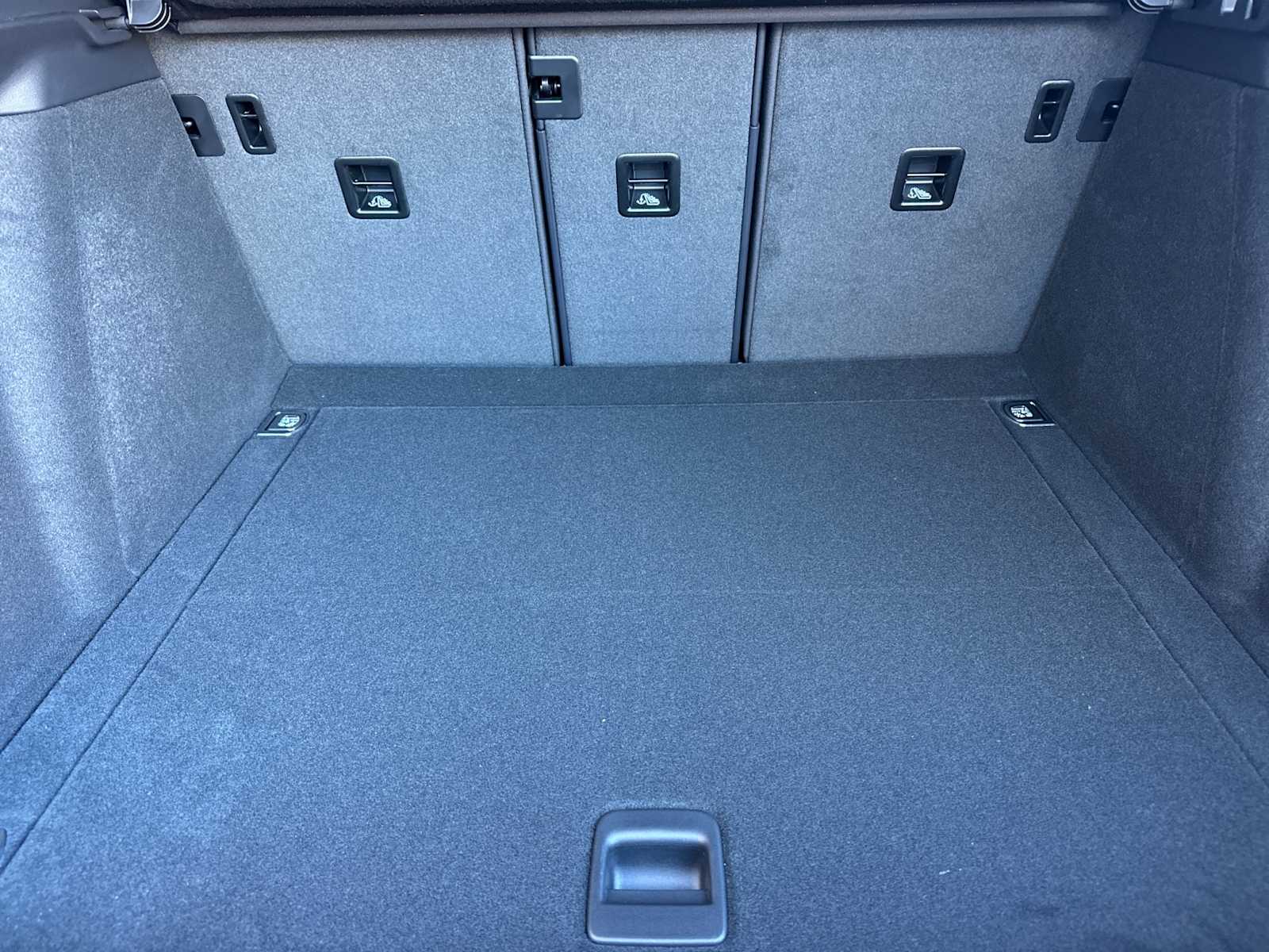 Thumbnail: 2026 Porsche Macan - 16