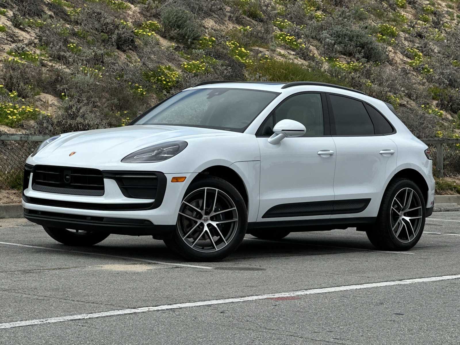 Thumbnail: 2025 Porsche Macan - 1