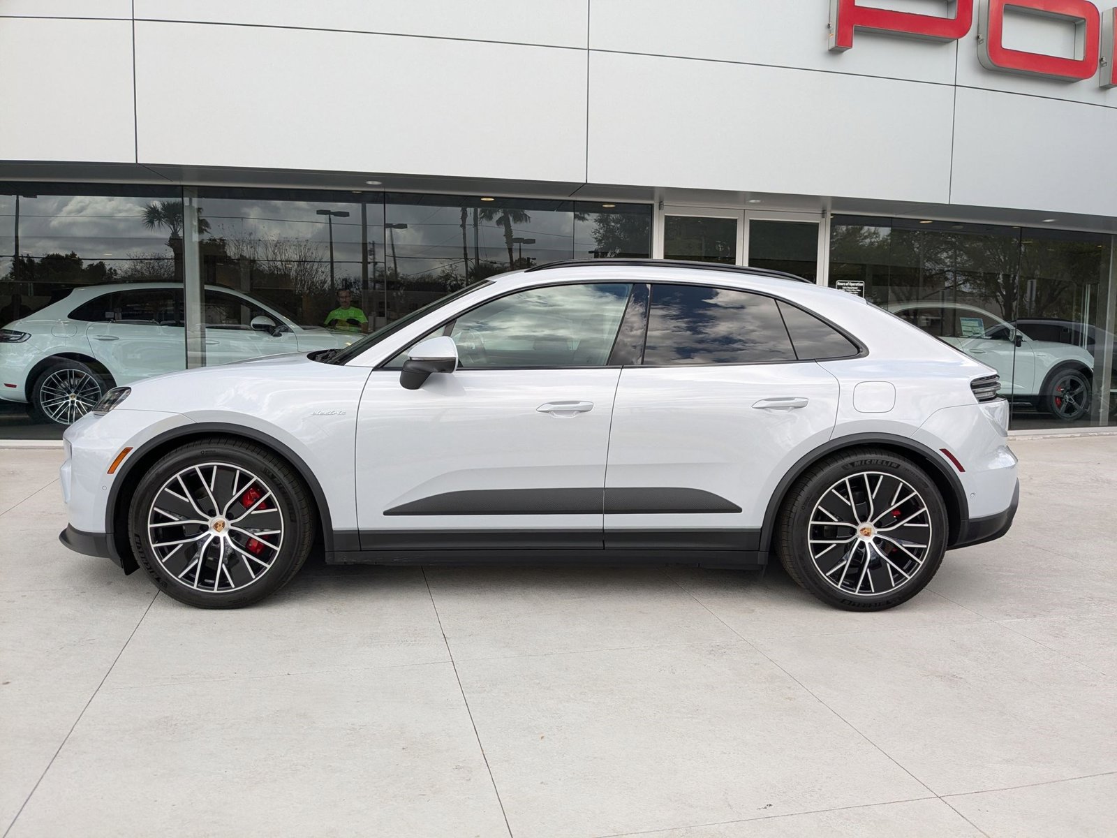 2025 Porsche Macan Electric photo 2