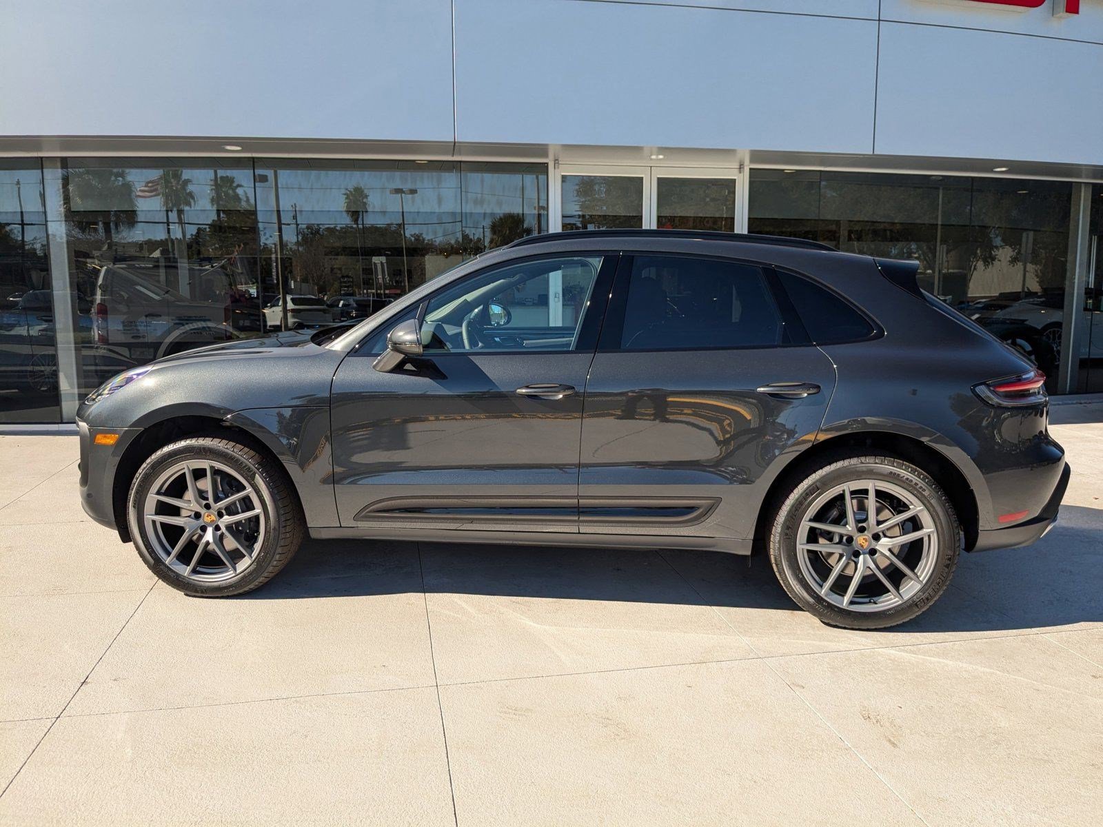 2025 Porsche Macan Base photo 2