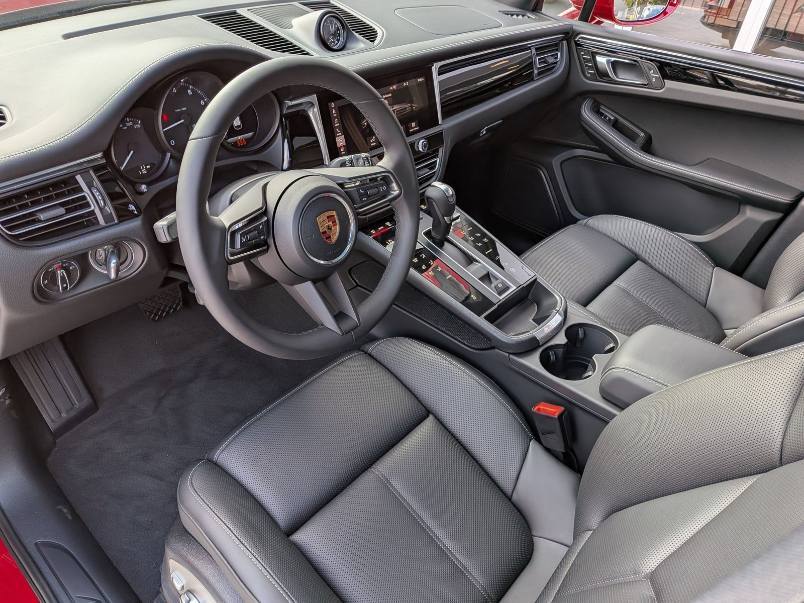2026 Porsche Macan T photo 4
