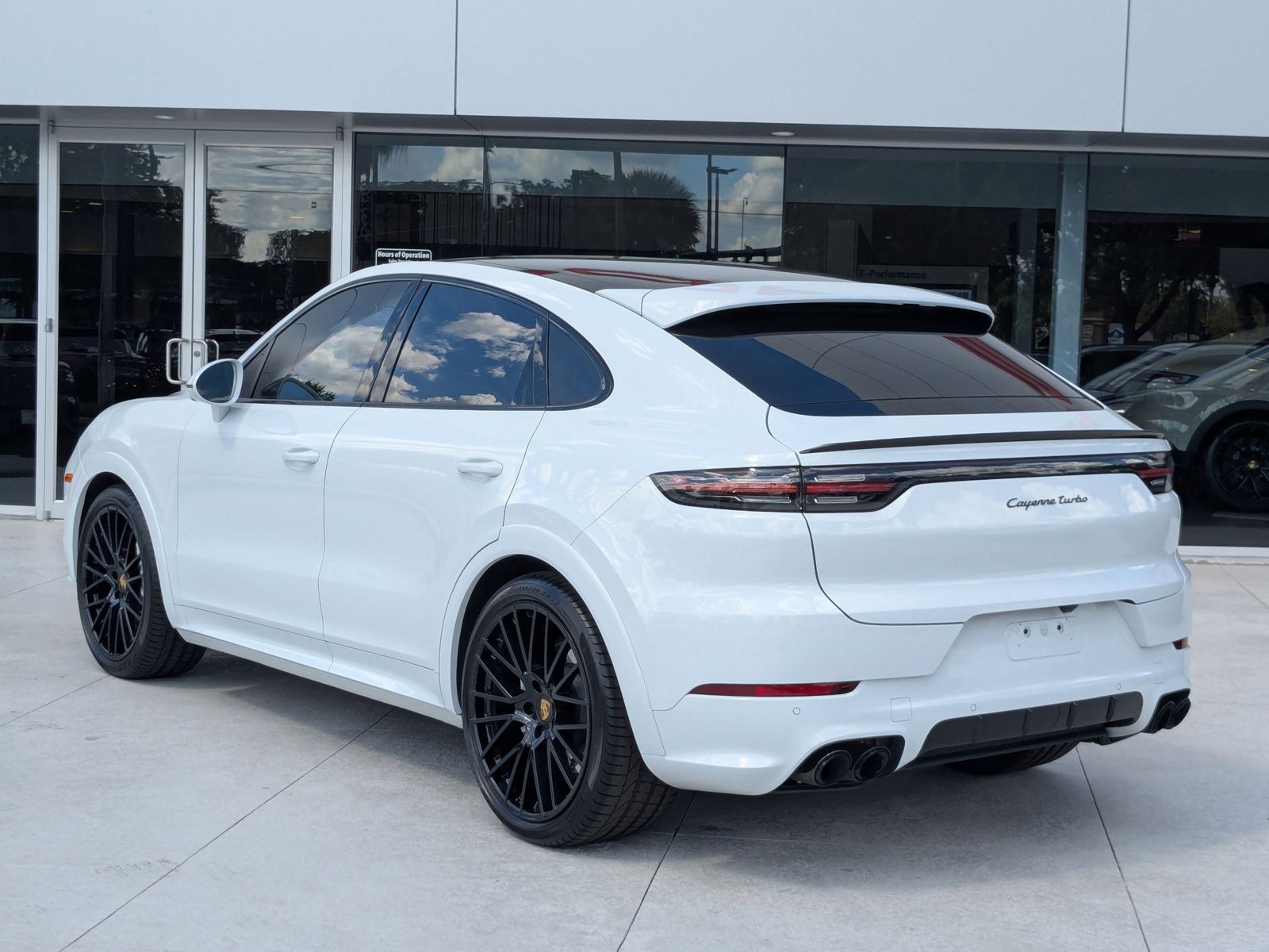 2022 Porsche Cayenne Coupe Turbo photo 2