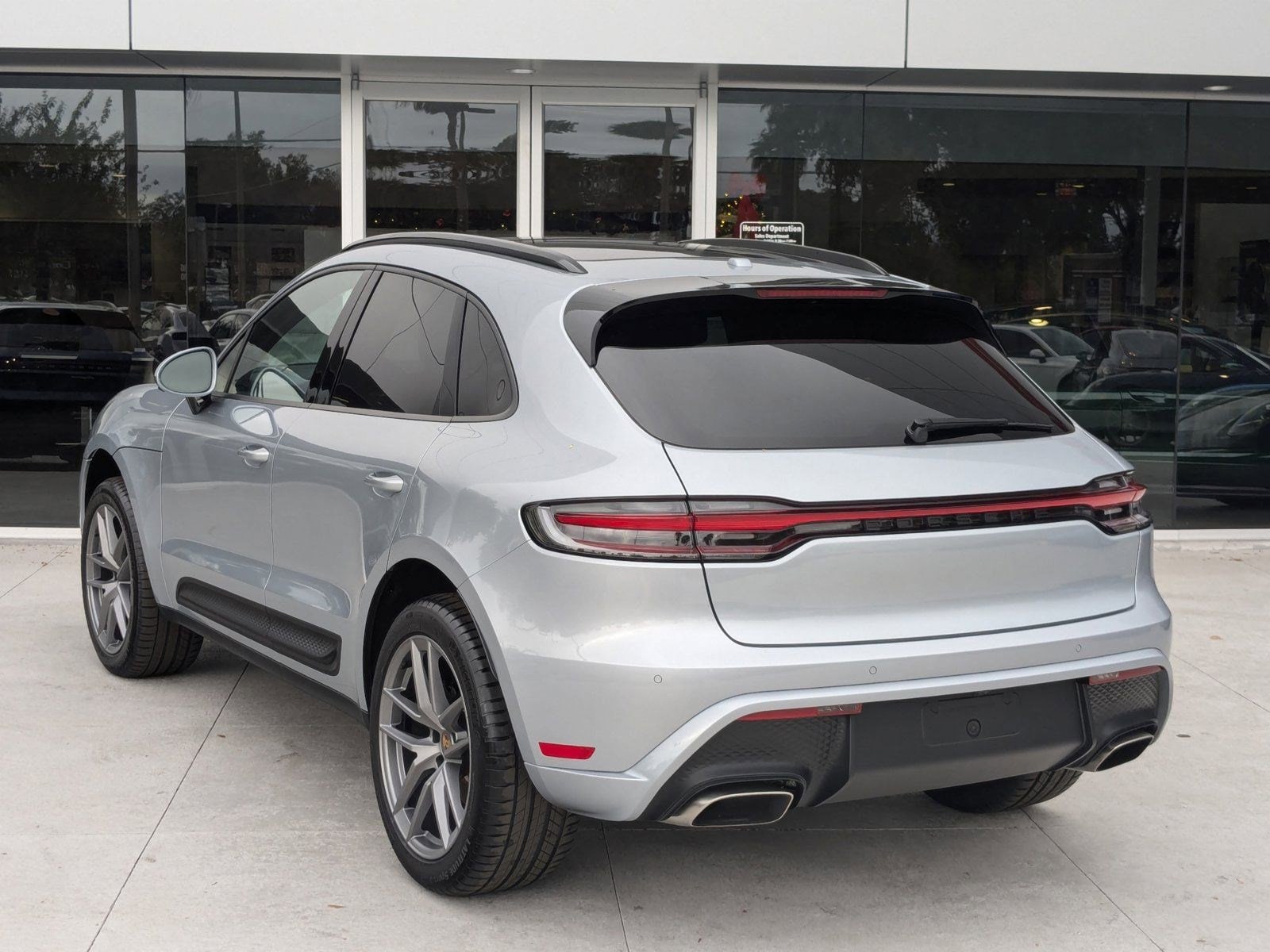 2025 Porsche Macan Base photo 3