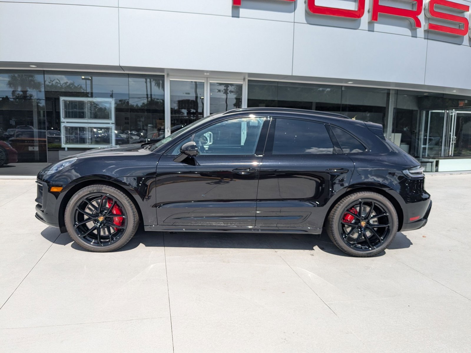 2025 Porsche Macan GTS photo 2