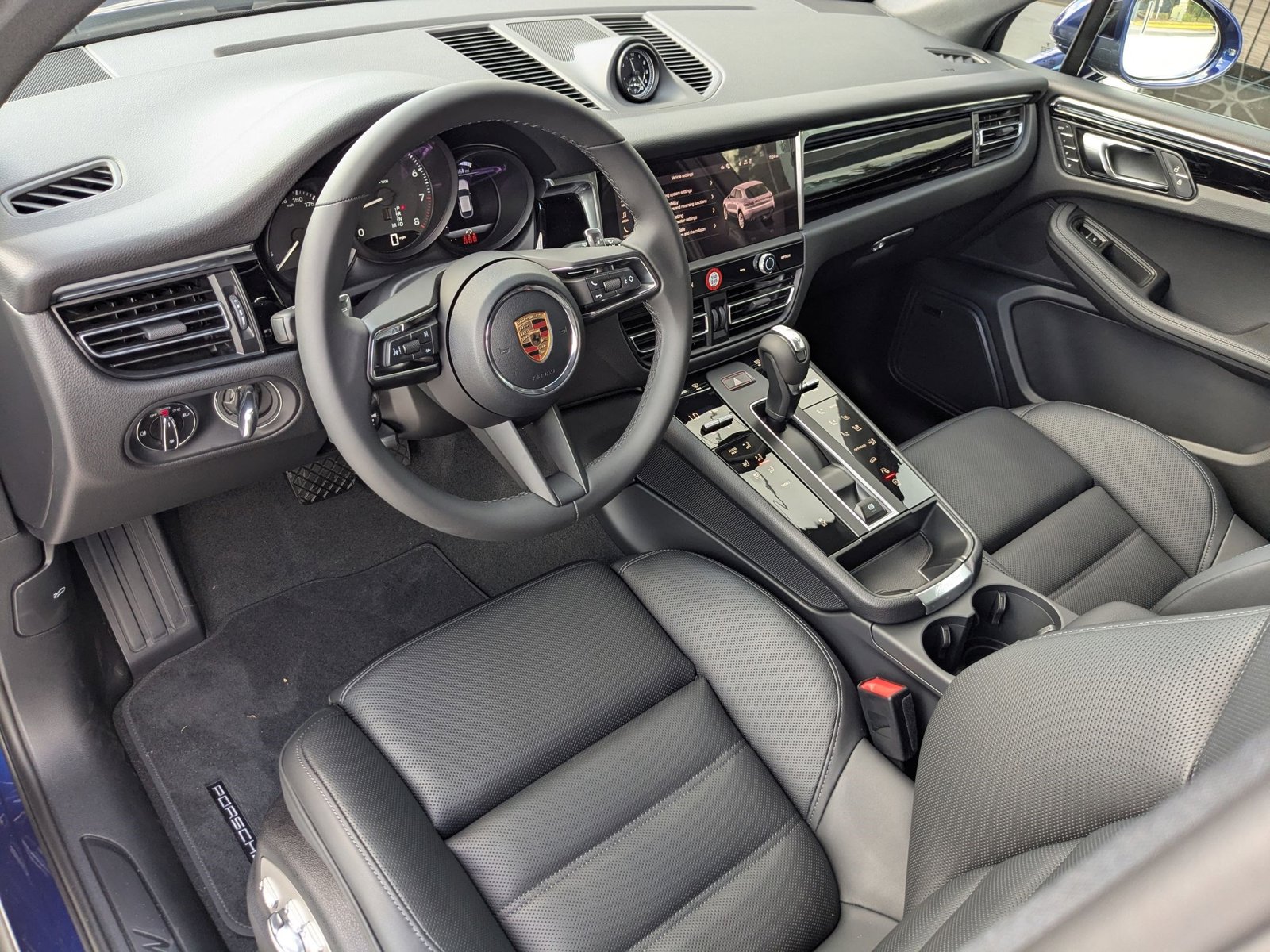 2026 Porsche Macan T photo 4