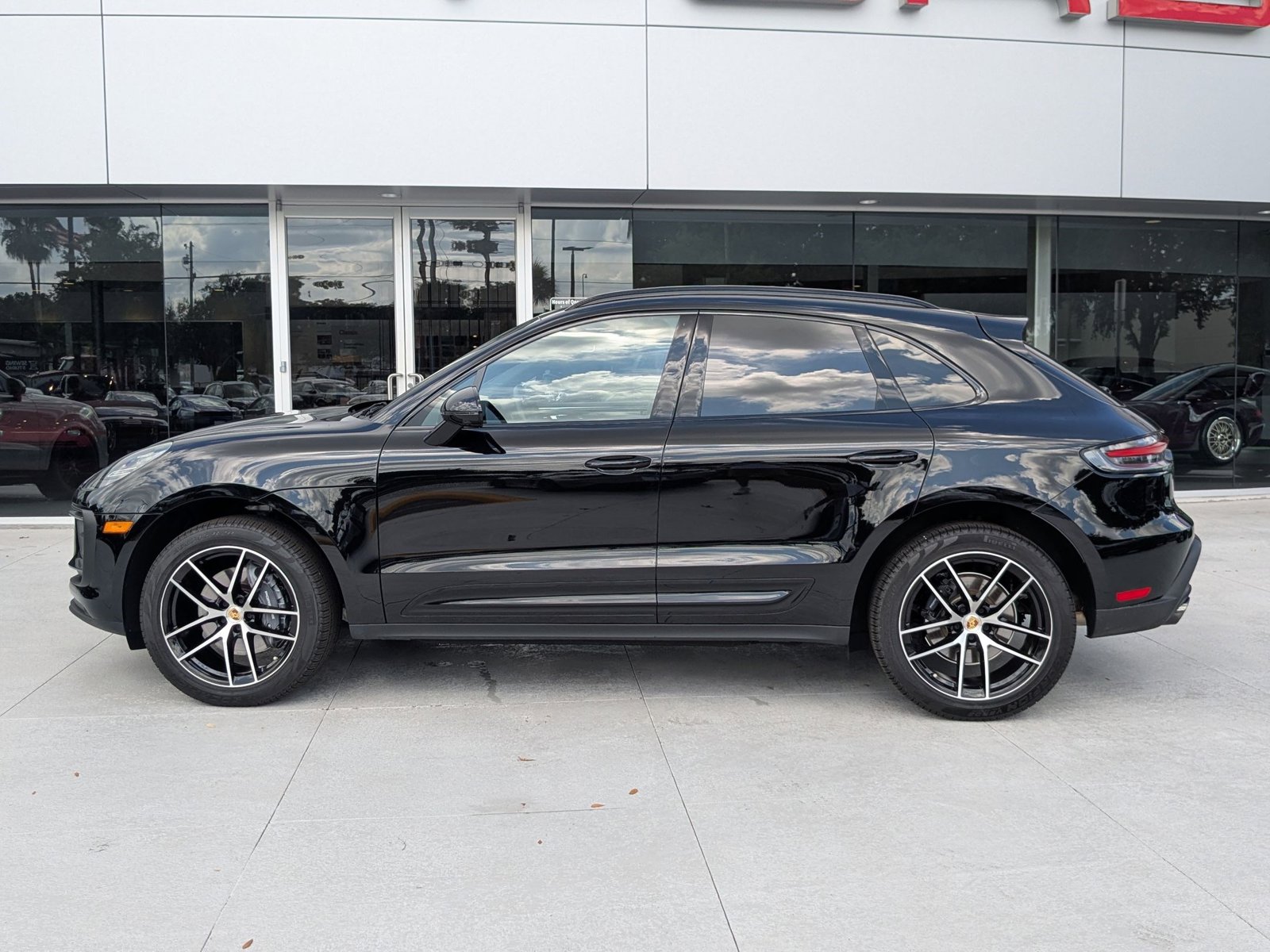 2025 Porsche Macan T photo 2