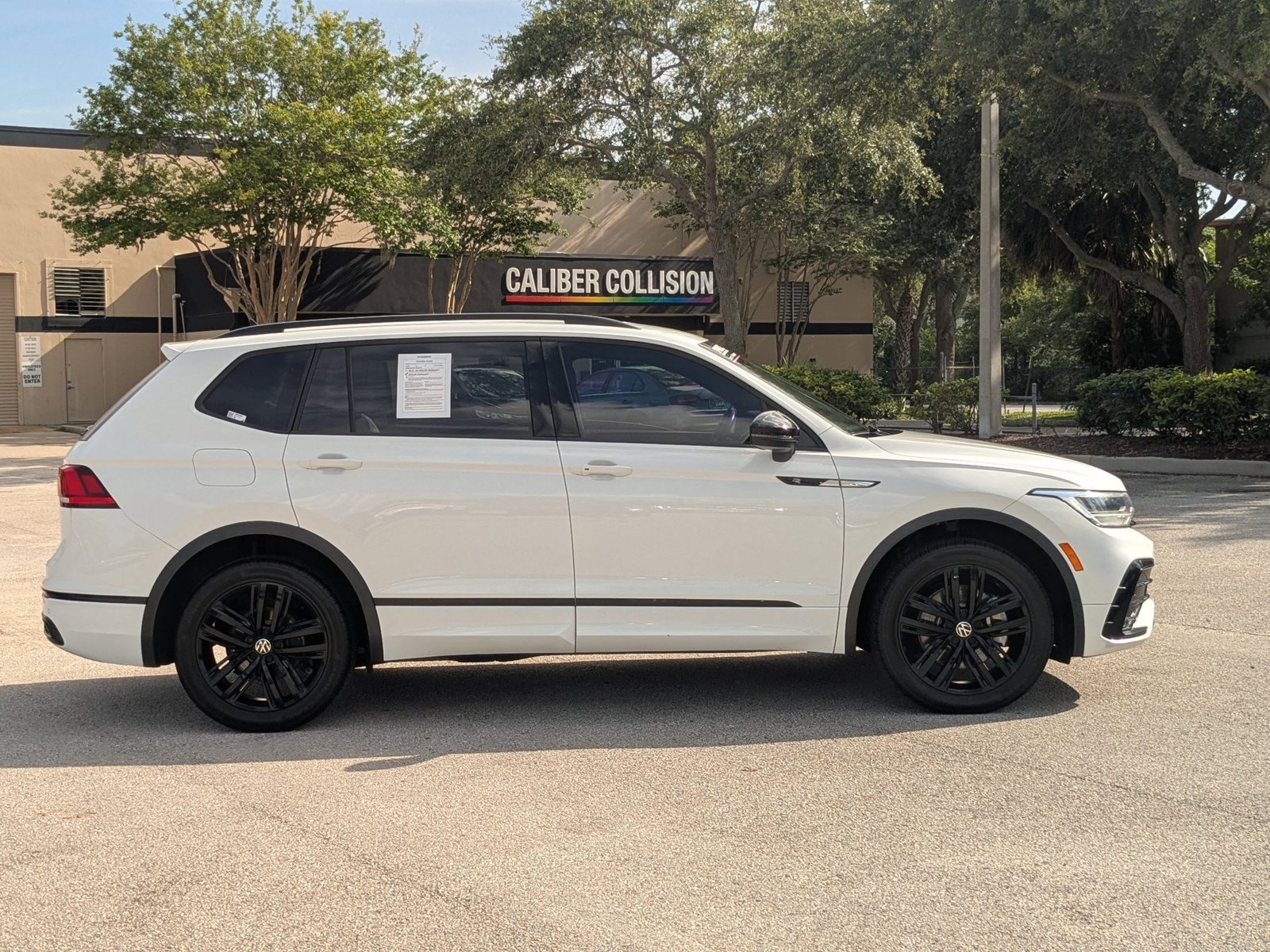2022 Volkswagen Tiguan SE R-Line Black photo 3
