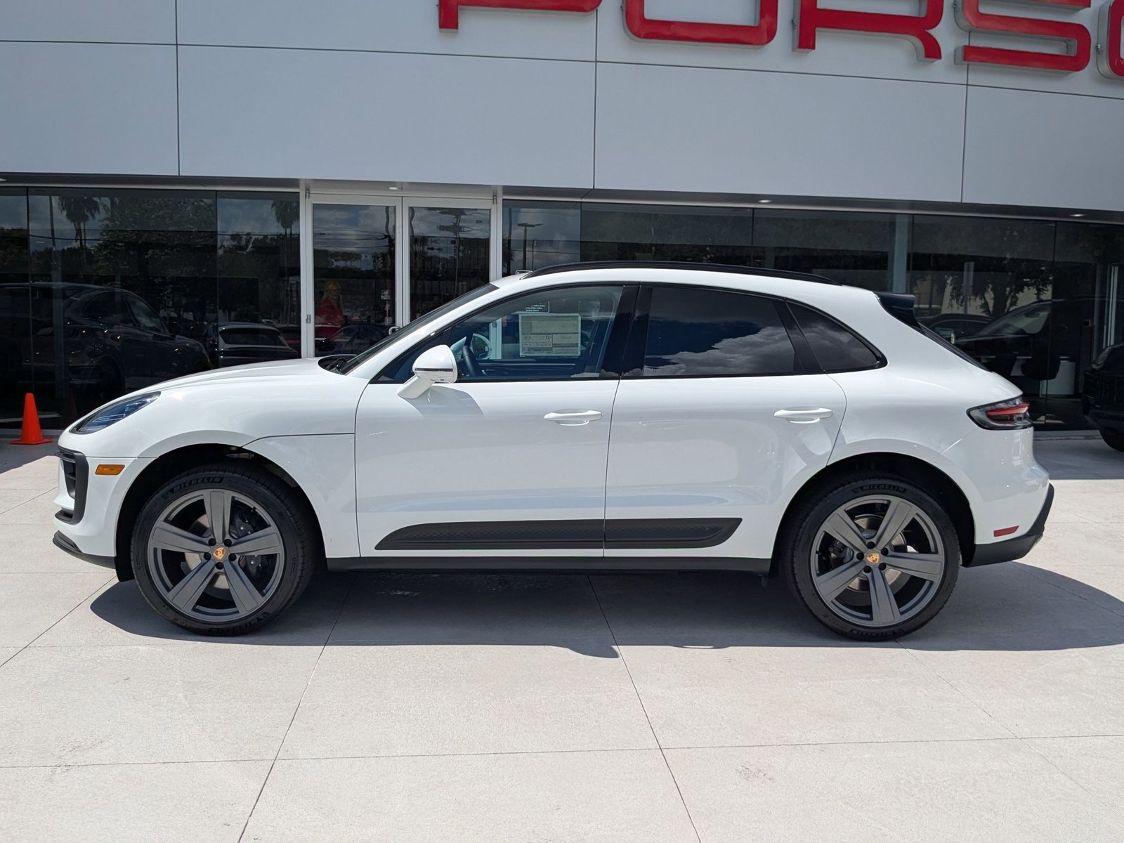 2026 Porsche Macan T photo 2