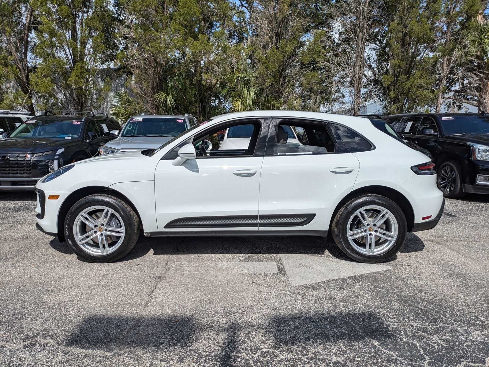 2023 Porsche Macan Base photo 2