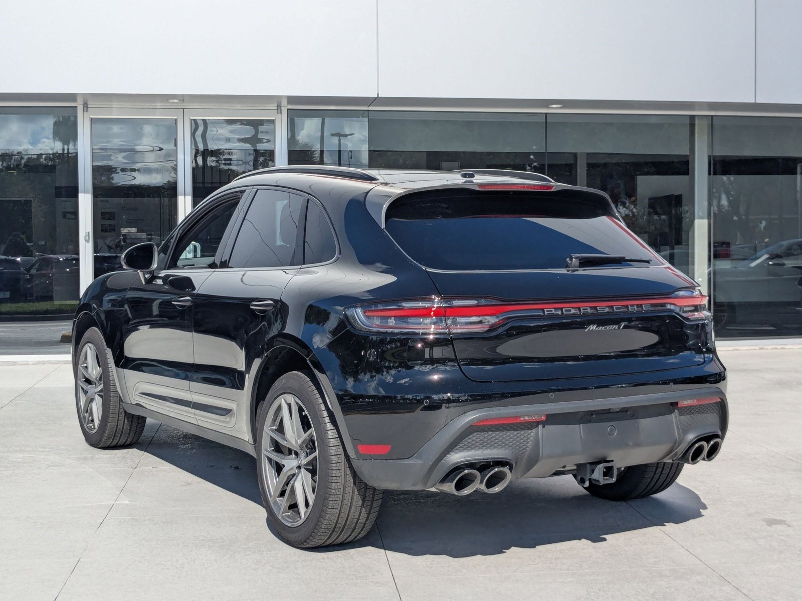 2024 Porsche Macan T photo 3