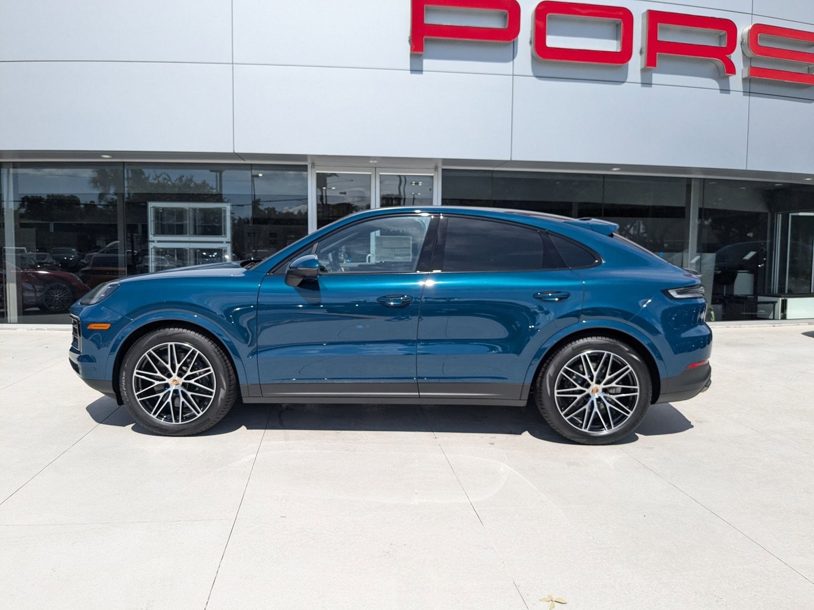 2025 Porsche Cayenne Coupe photo 2