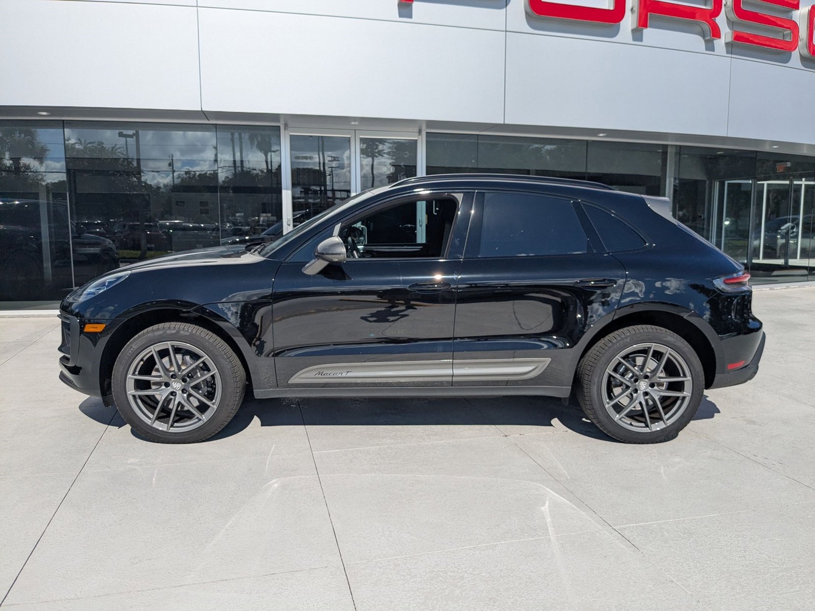 2024 Porsche Macan T photo 2