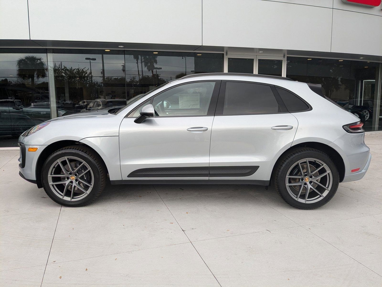 2025 Porsche Macan Base photo 2