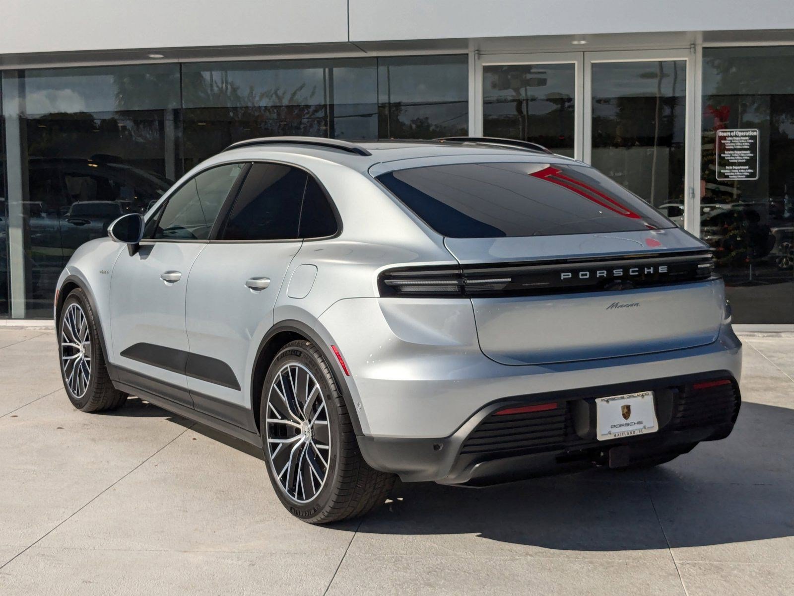 2025 Porsche Macan Electric photo 3
