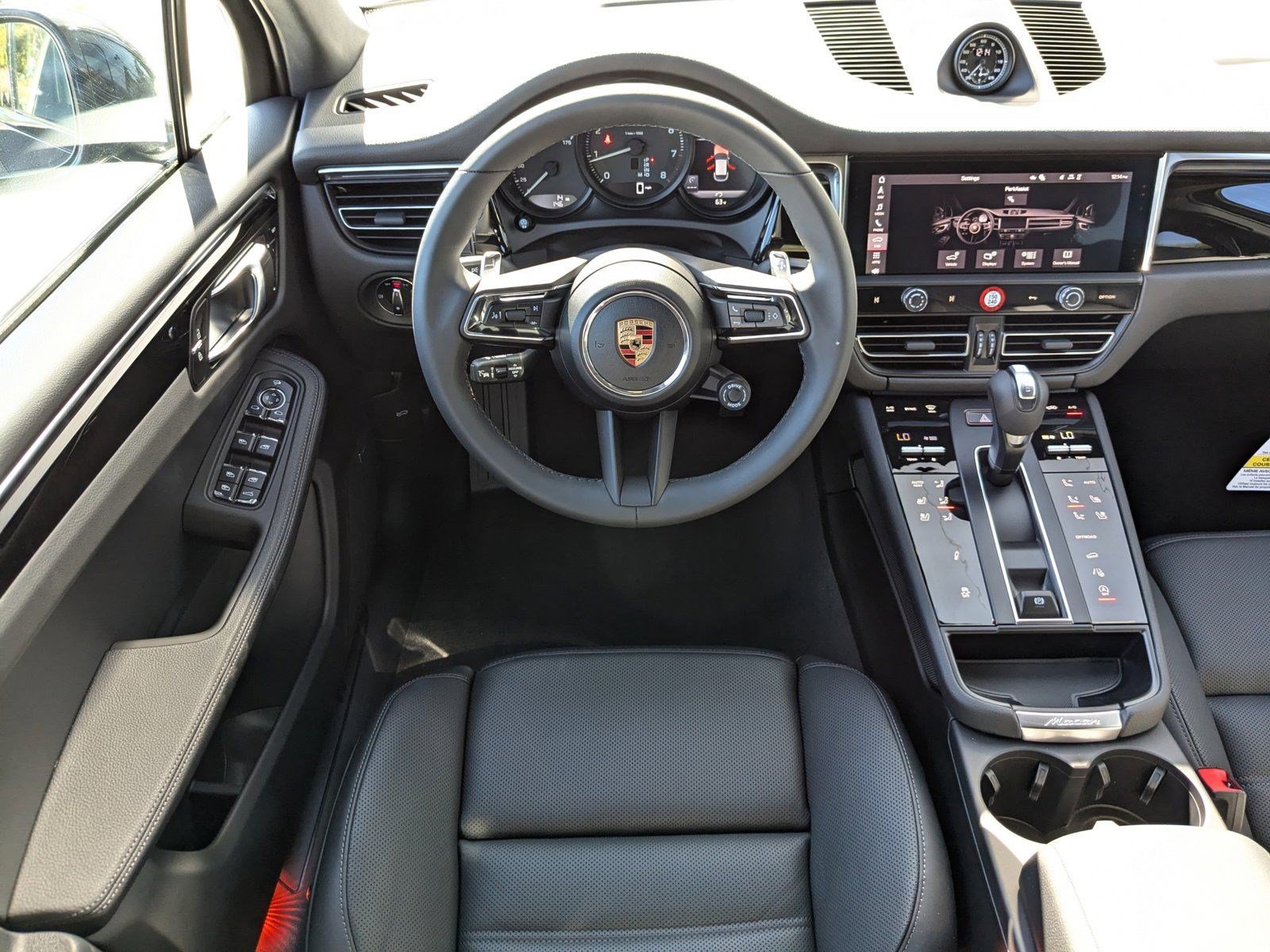 2025 Porsche Macan Base photo 4