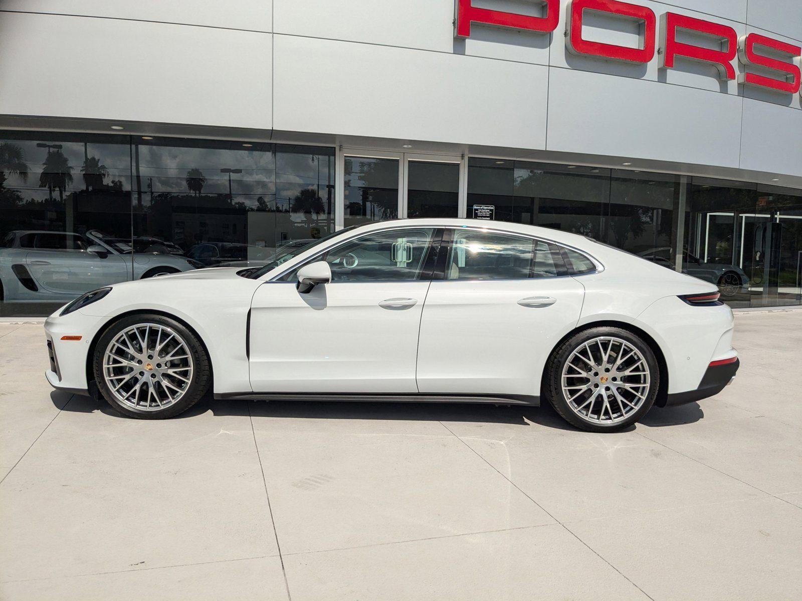 2024 Porsche Panamera photo 2