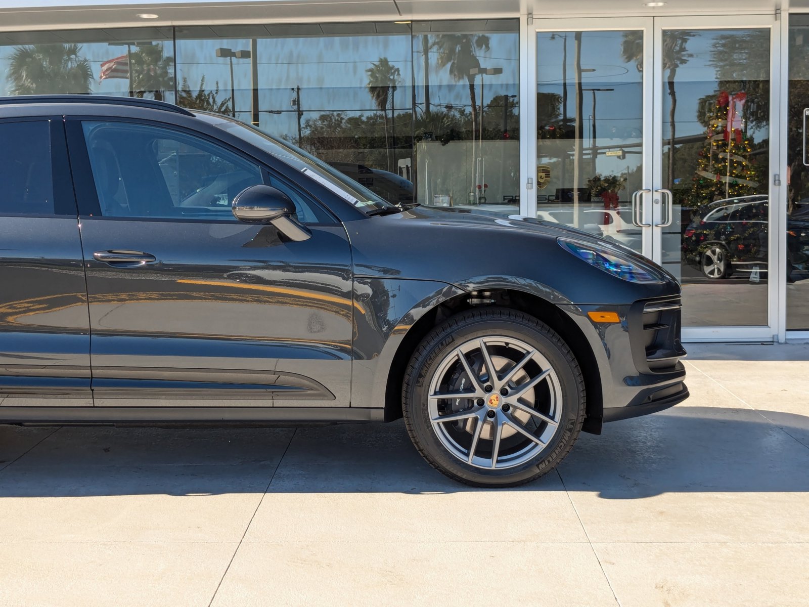 2025 Porsche Macan Base photo 2