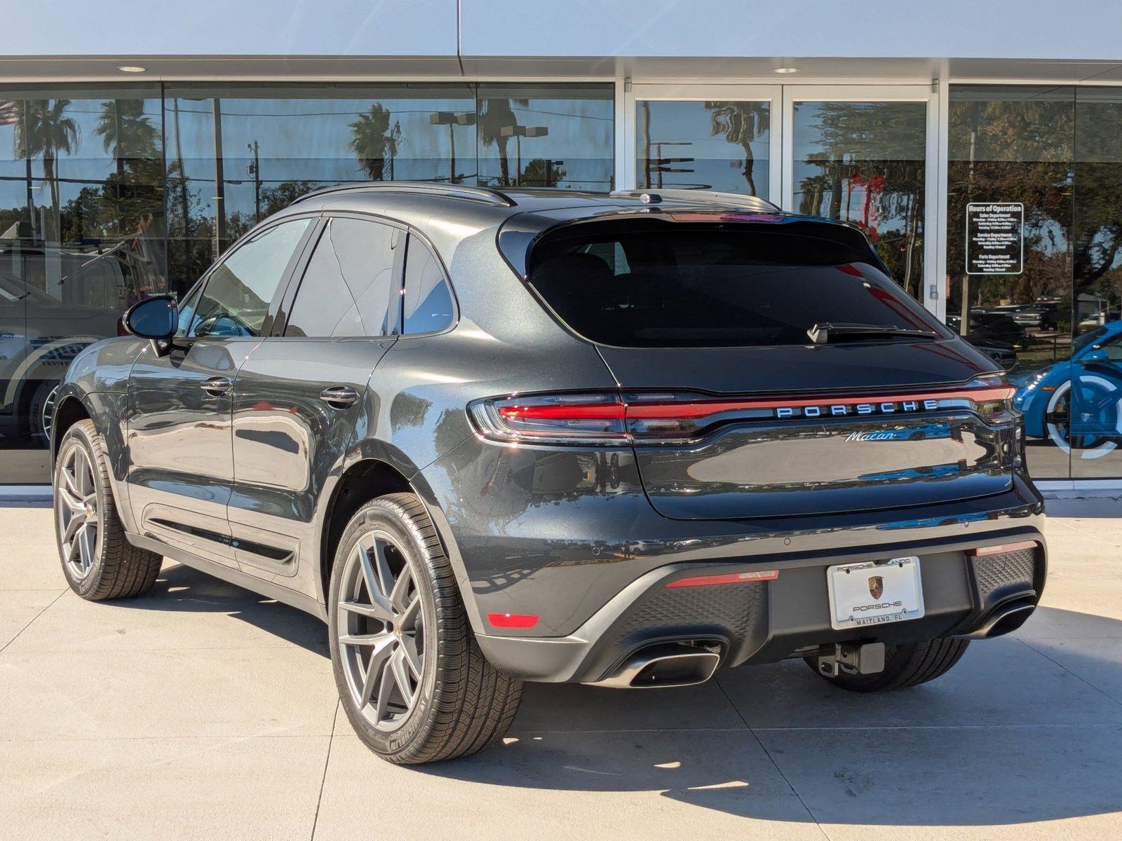 2025 Porsche Macan Base photo 3
