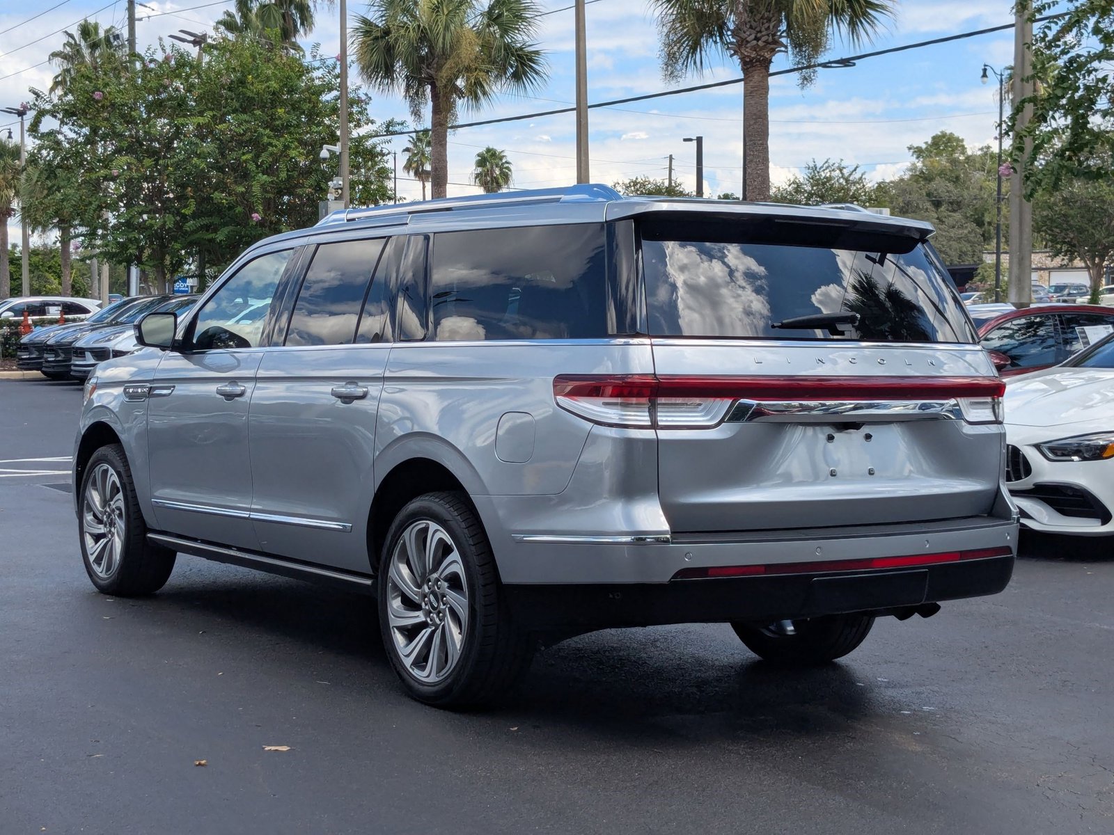 2023 Lincoln Navigator L Reserve photo 2