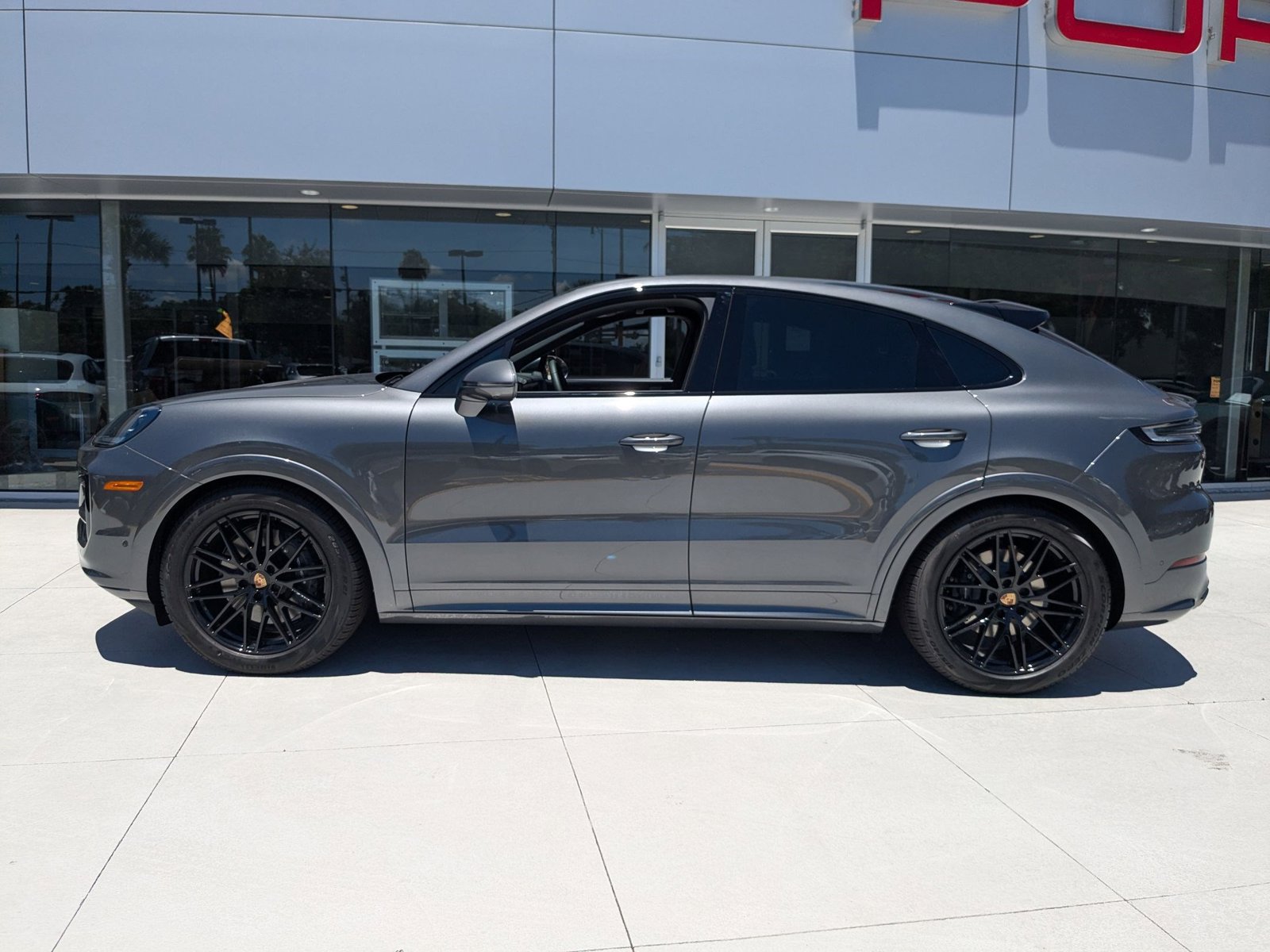 2025 Porsche Cayenne Coupe photo 2