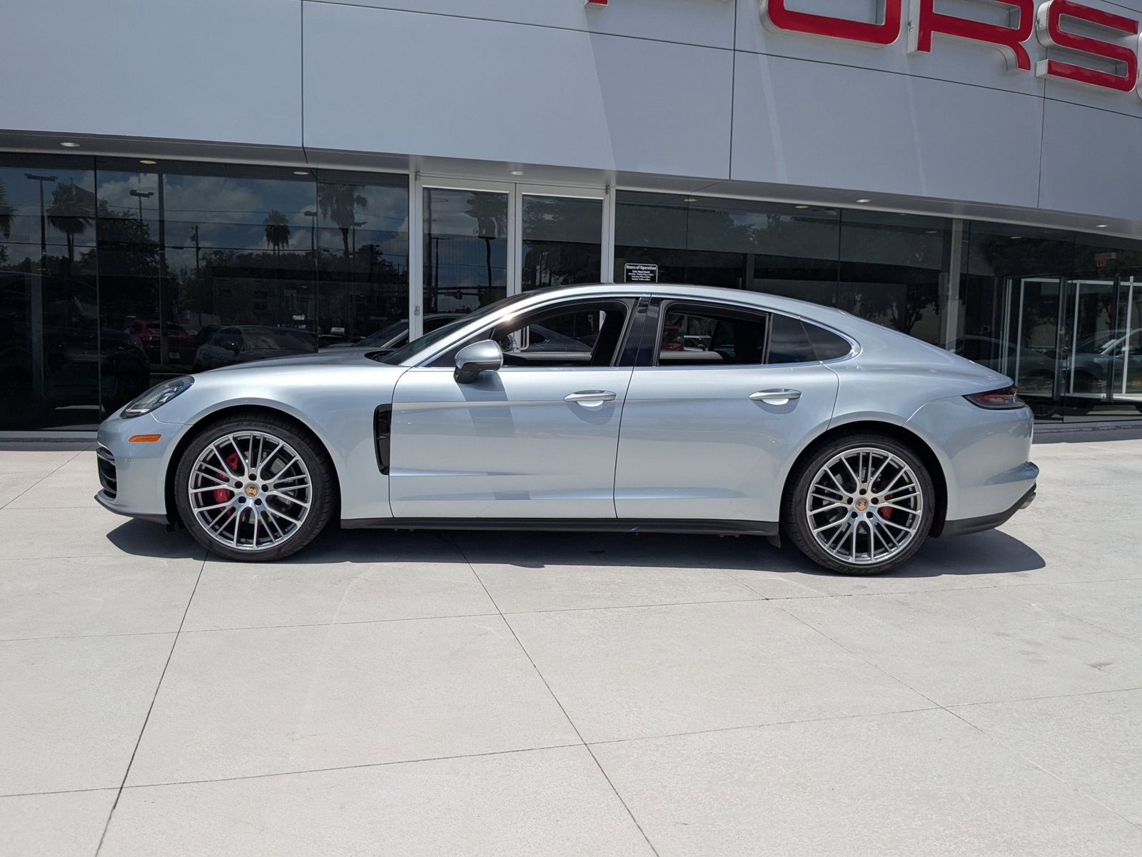 2022 Porsche Panamera 4S photo 2
