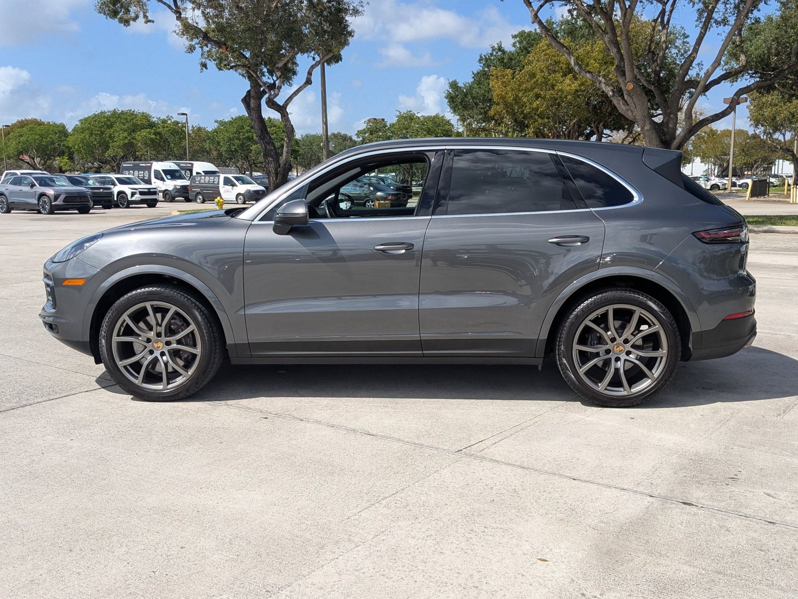 2022 Porsche Cayenne Base photo 2