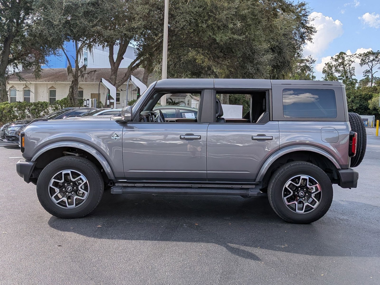 2023 Ford Bronco Outer Banks photo 2