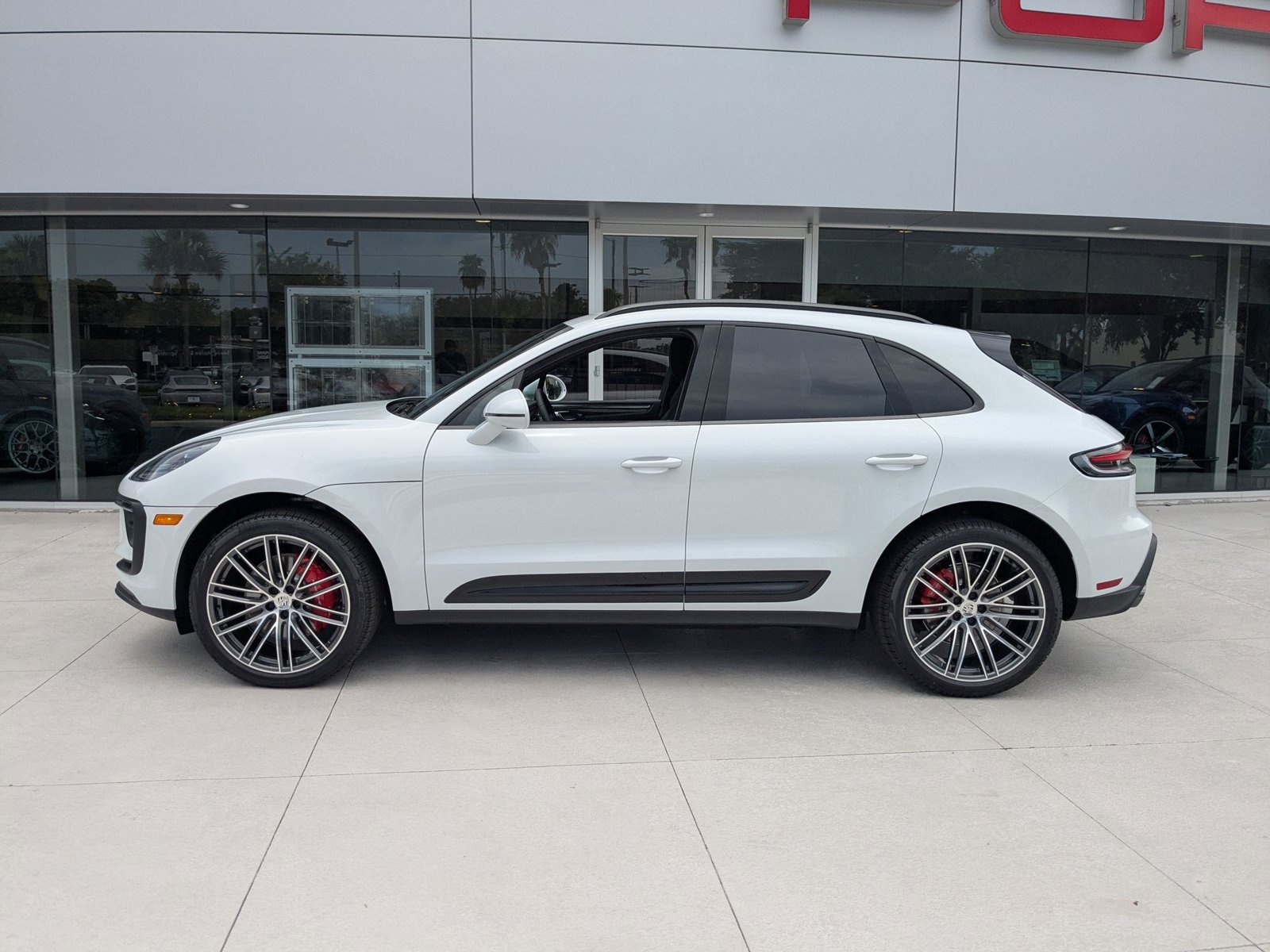 2025 Porsche Macan S photo 2