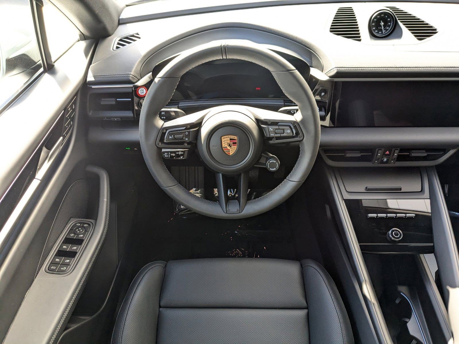 2025 Porsche Macan Electric photo 4