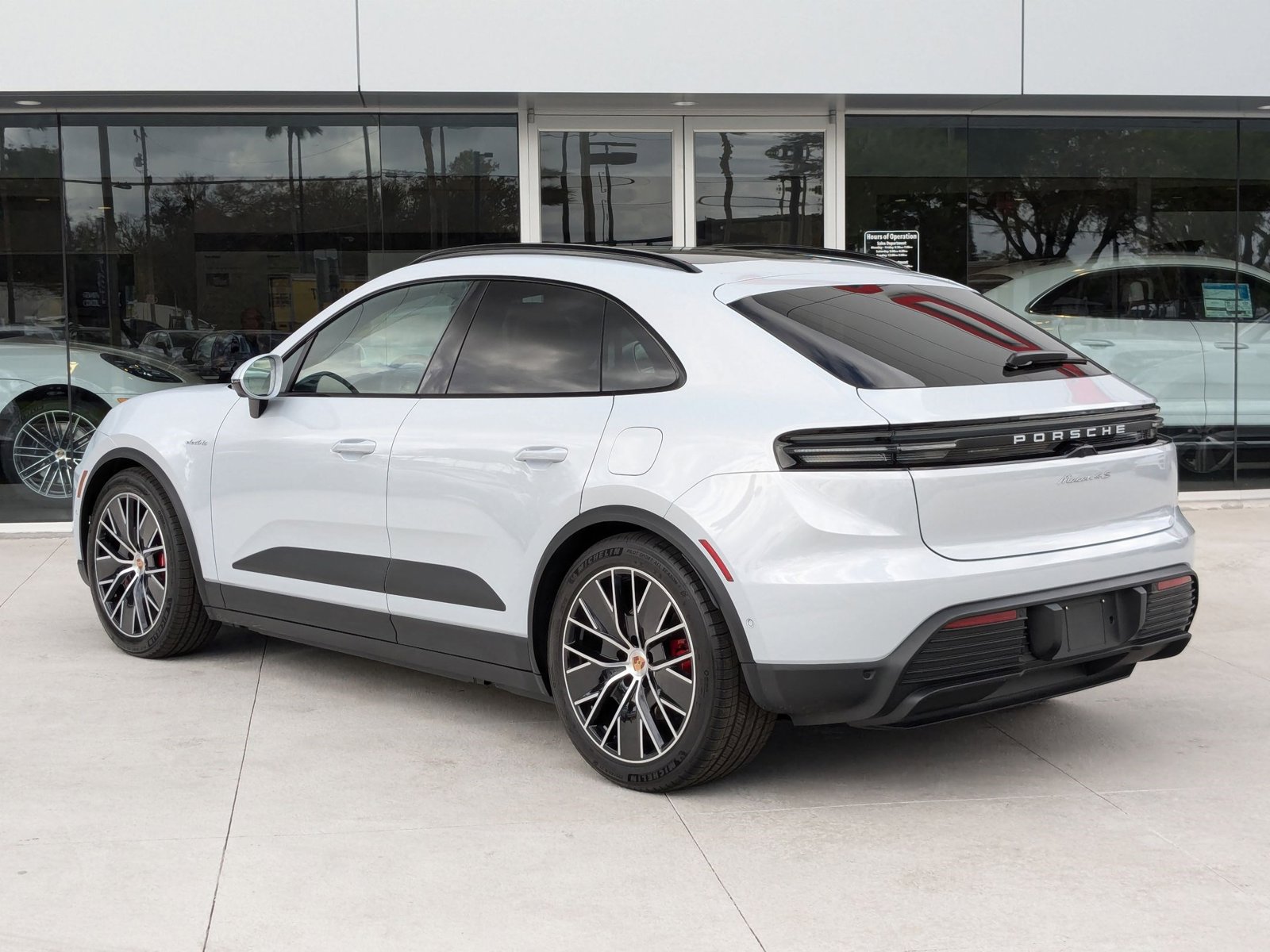 2025 Porsche Macan Electric photo 3