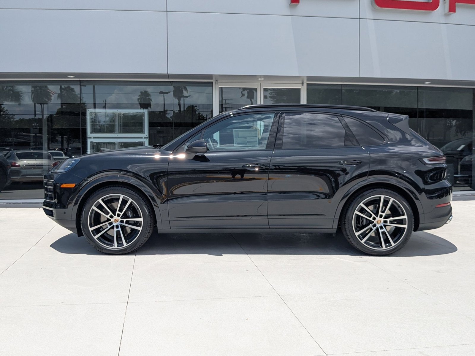 2025 Porsche Cayenne photo 2