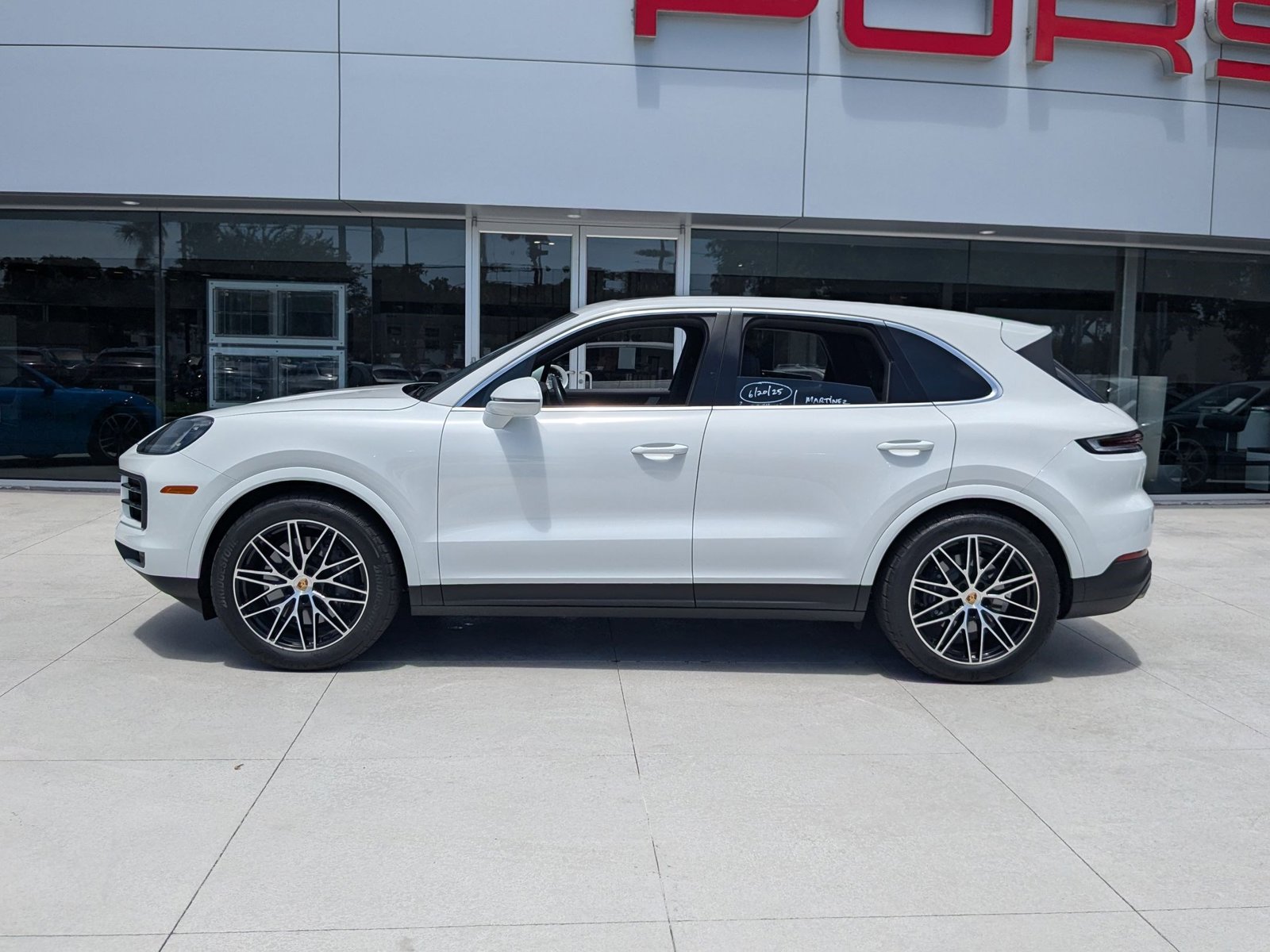 2024 Porsche Cayenne photo 2