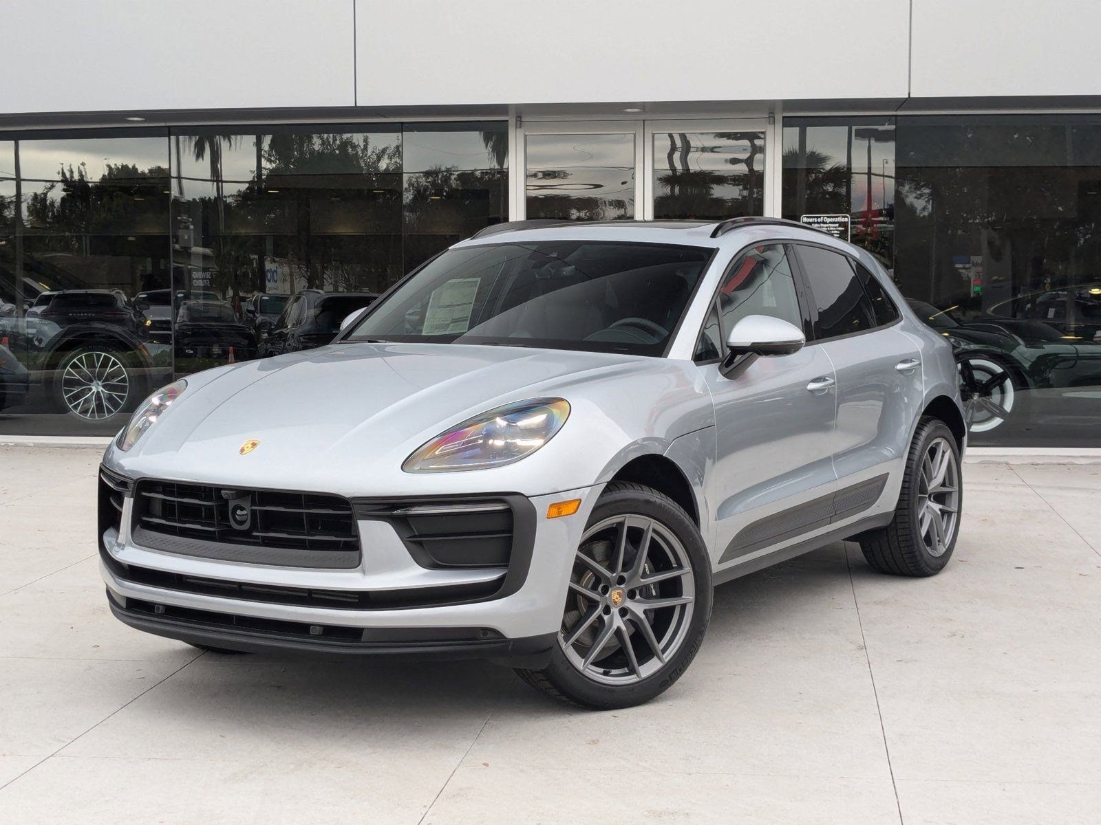 2025 Porsche Macan's photo