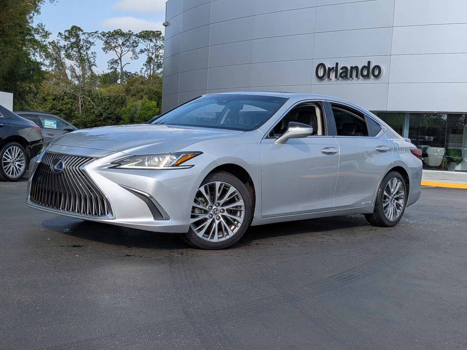 2021 Lexus ES 300h 300h's photo