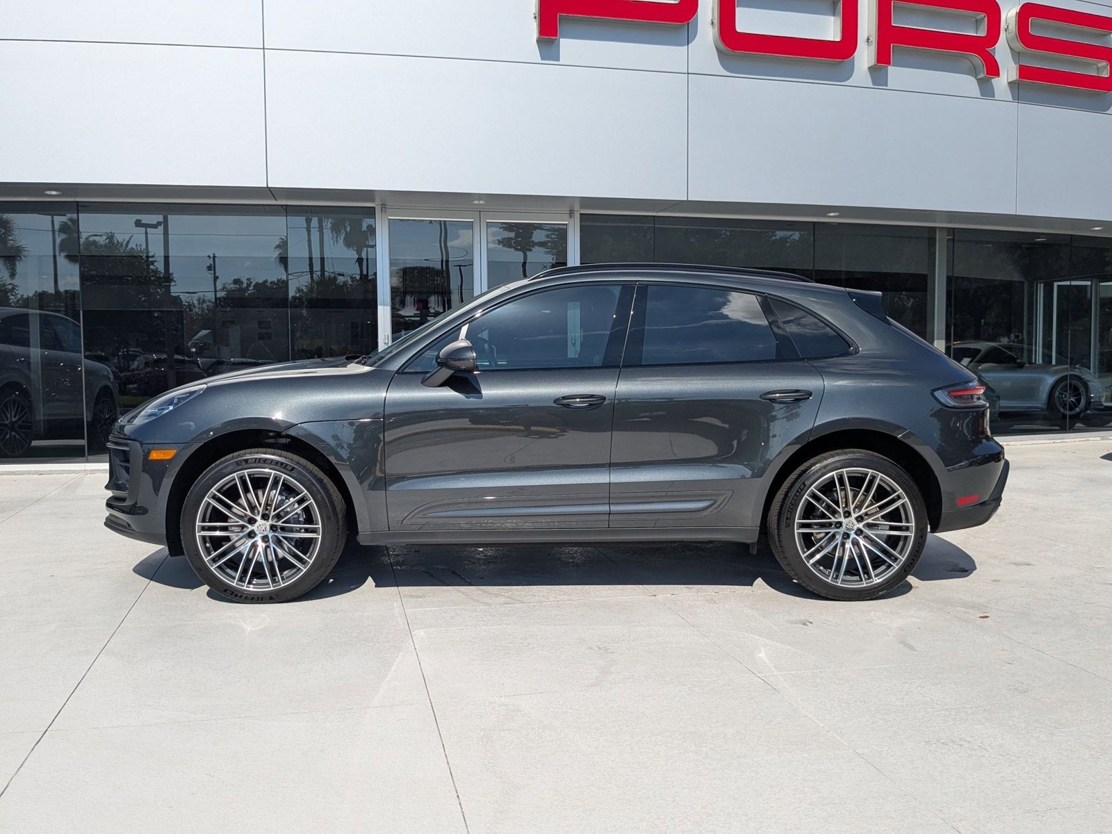 2025 Porsche Macan T photo 2