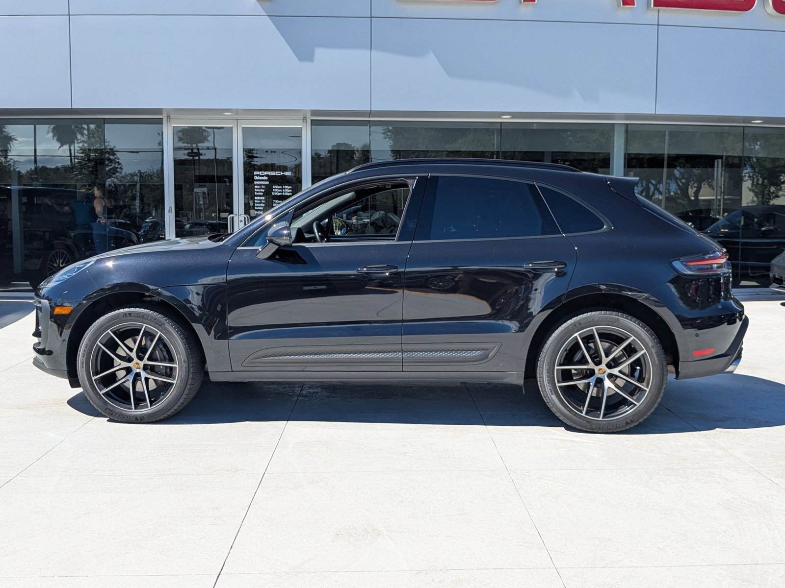 2023 Porsche Macan Base photo 2