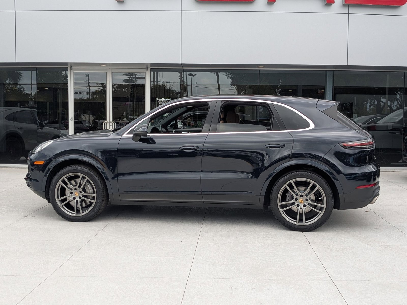 2023 Porsche Cayenne Base photo 2