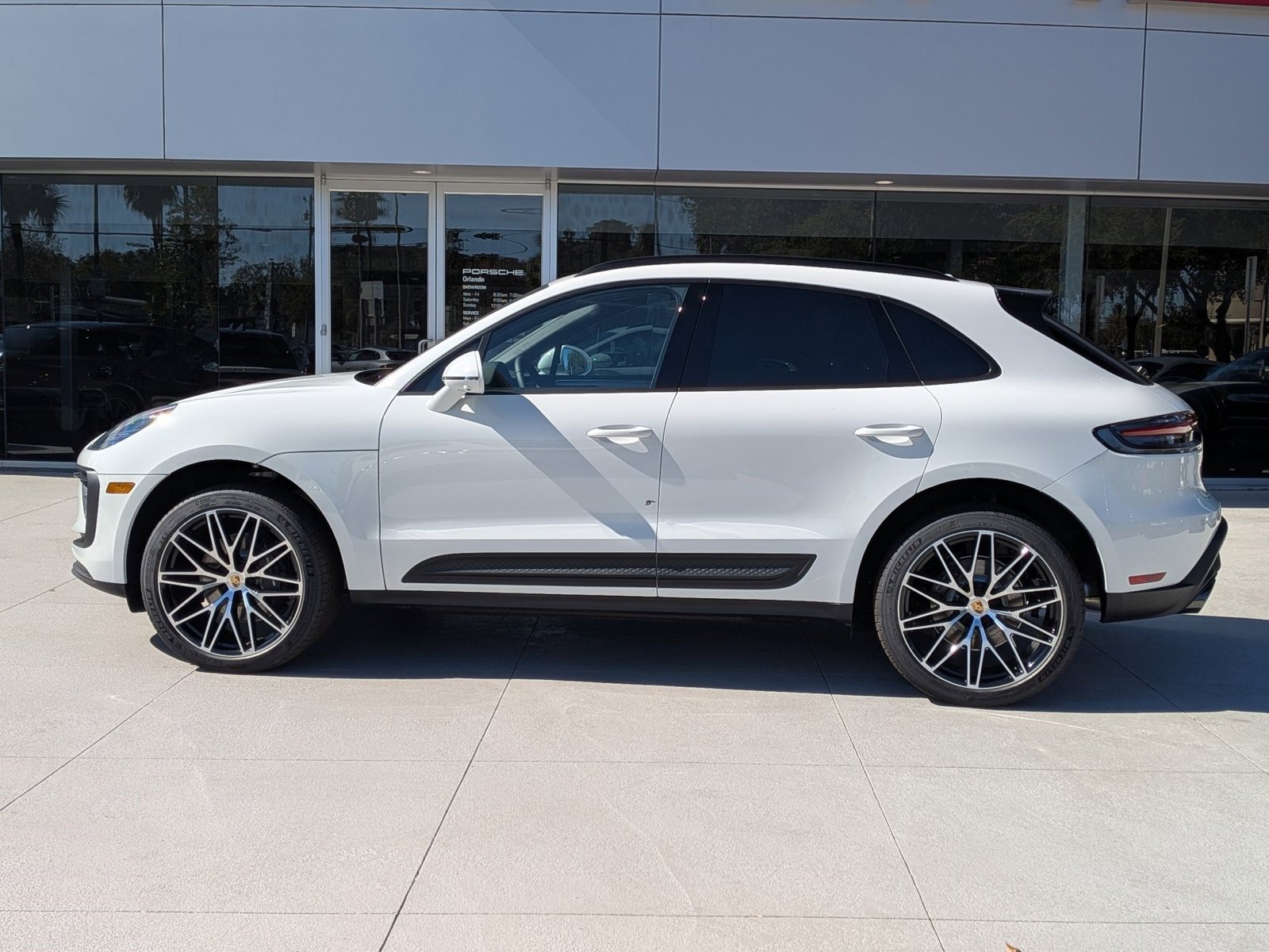 2026 Porsche Macan T photo 2