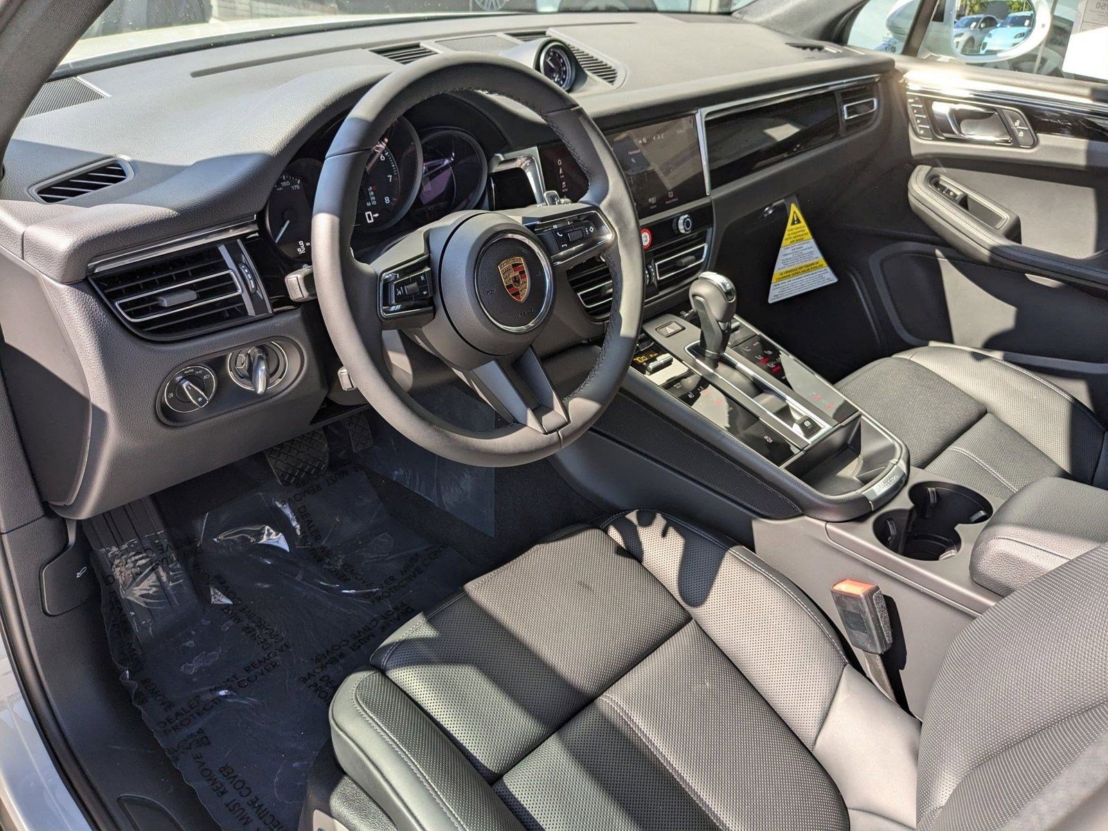 2025 Porsche Macan T photo 4