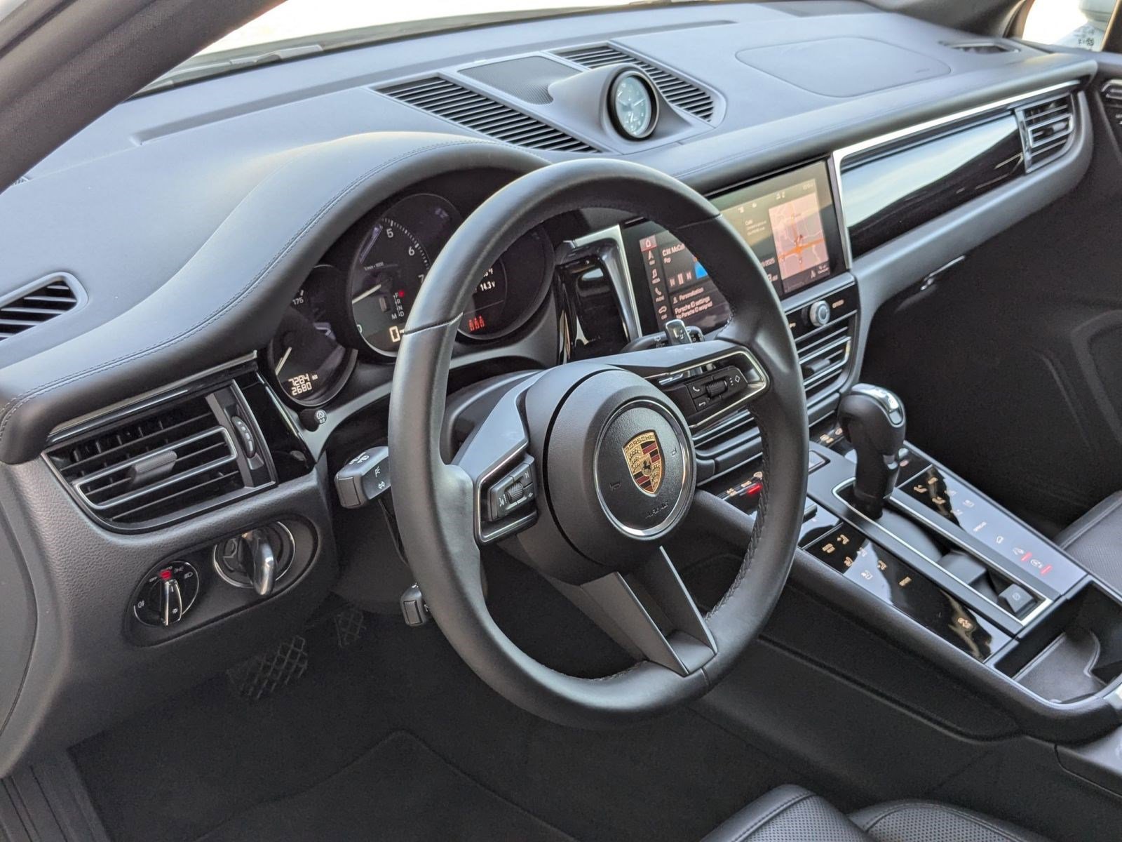 2025 Porsche Macan T photo 4