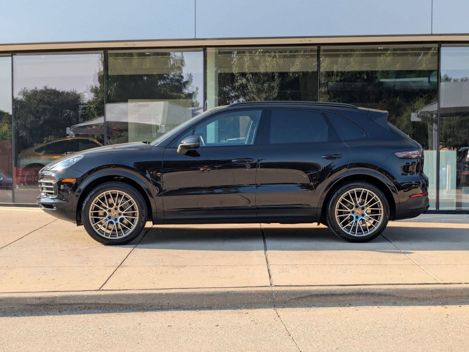 2022 Porsche Cayenne Platinum Edition photo 2