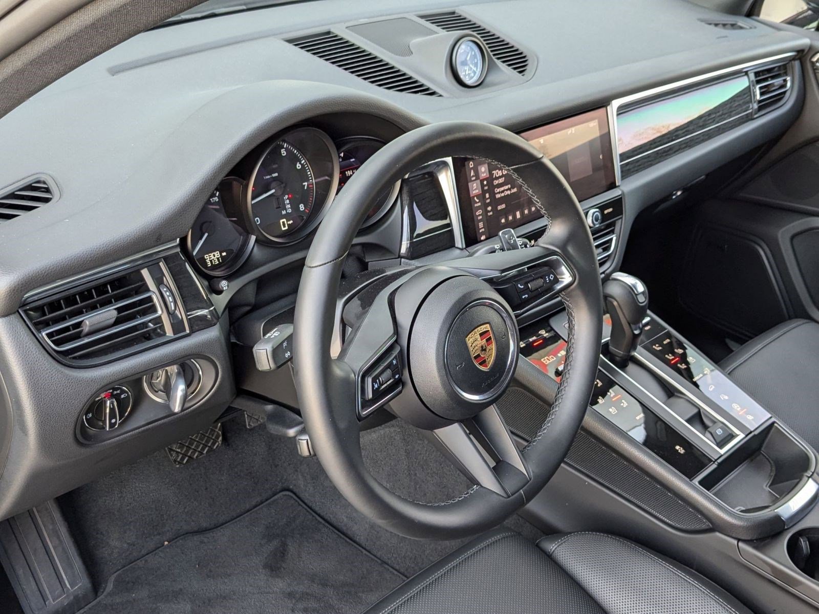 2024 Porsche Macan T photo 4
