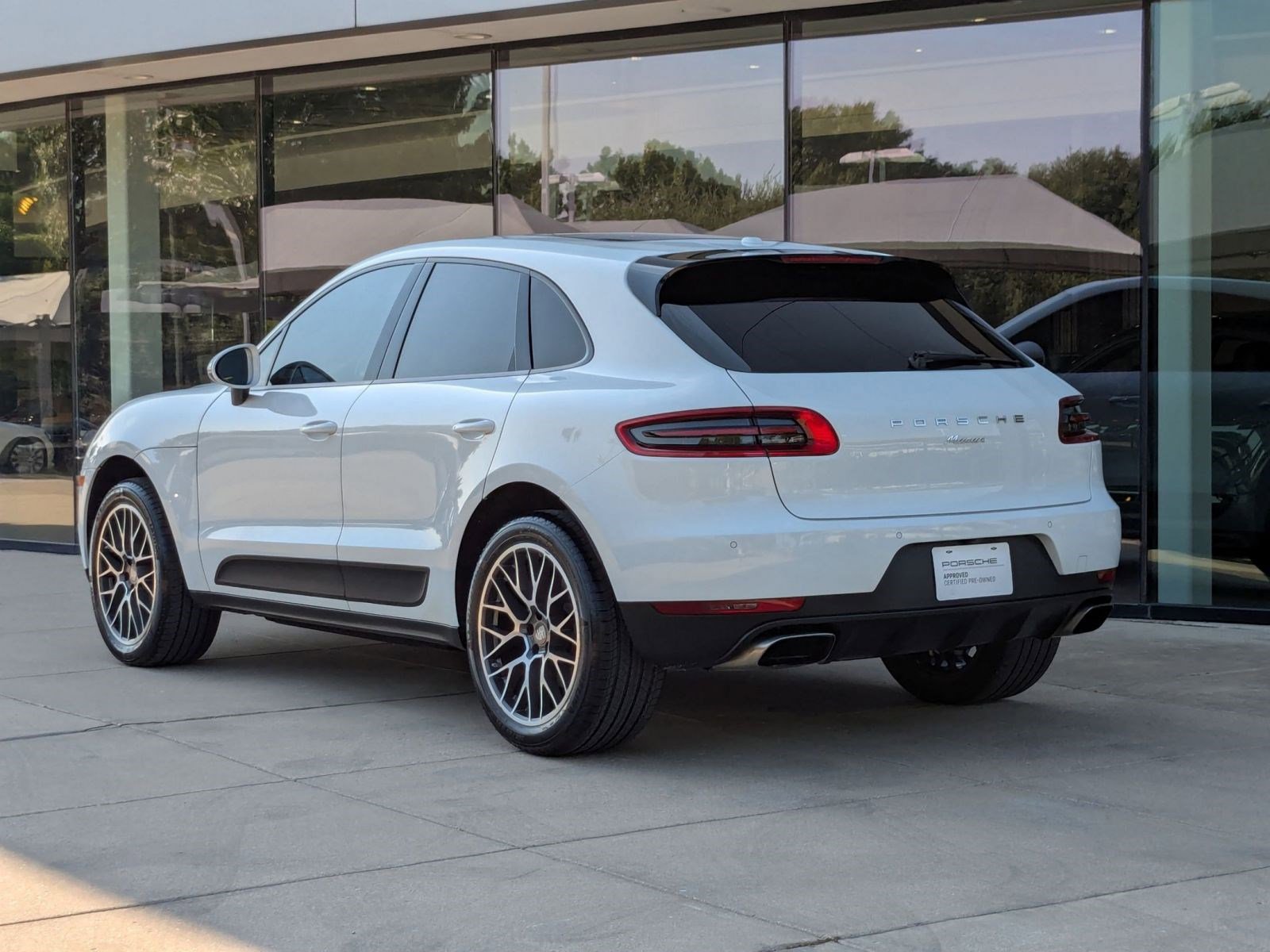 2017 Porsche Macan Base photo 3