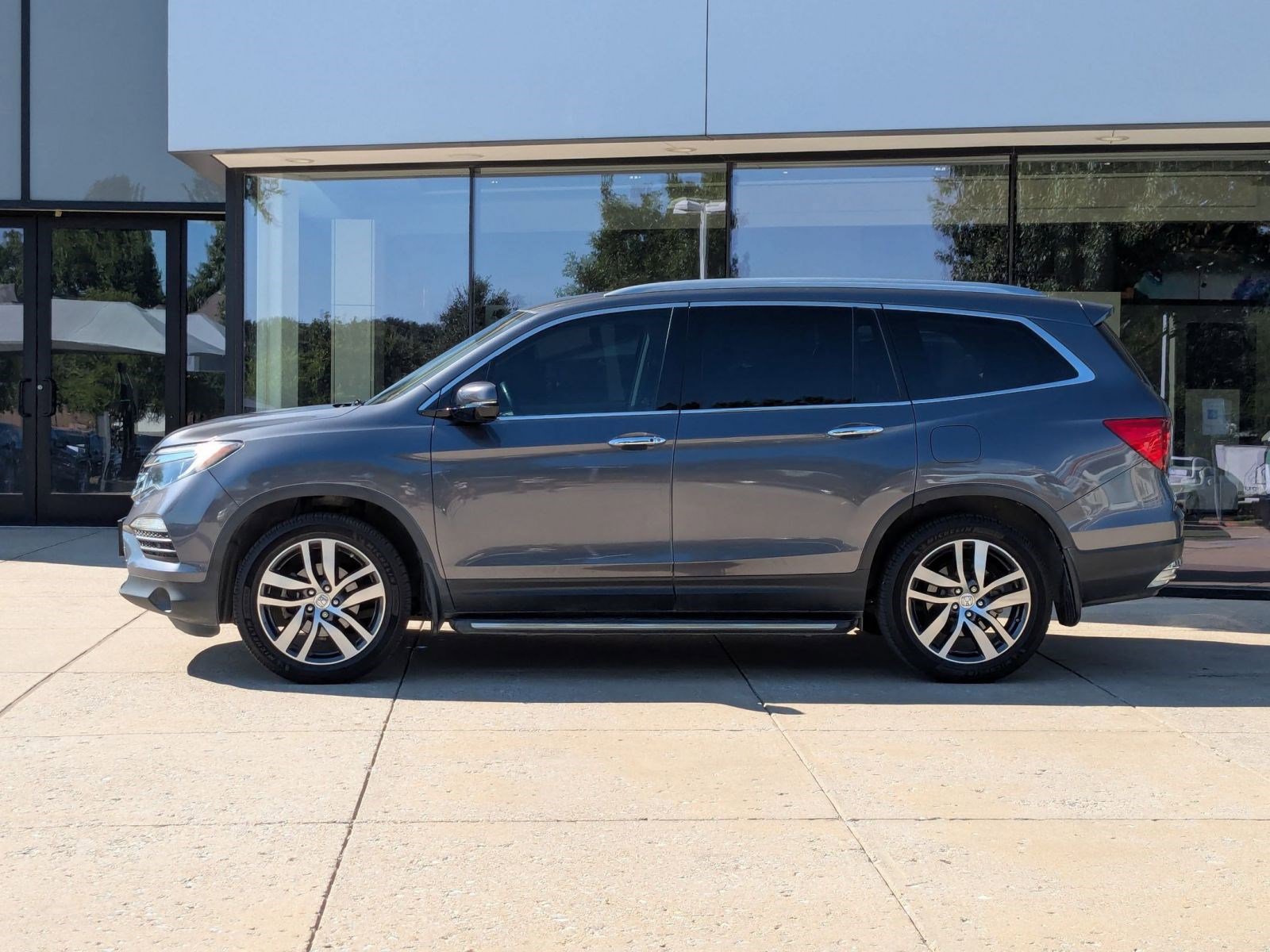 2017 Honda Pilot Elite photo 2