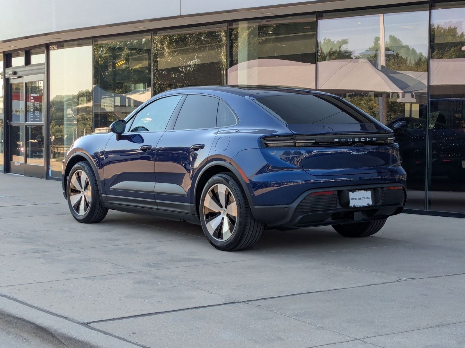 2025 Porsche Macan Electric 4 photo 3