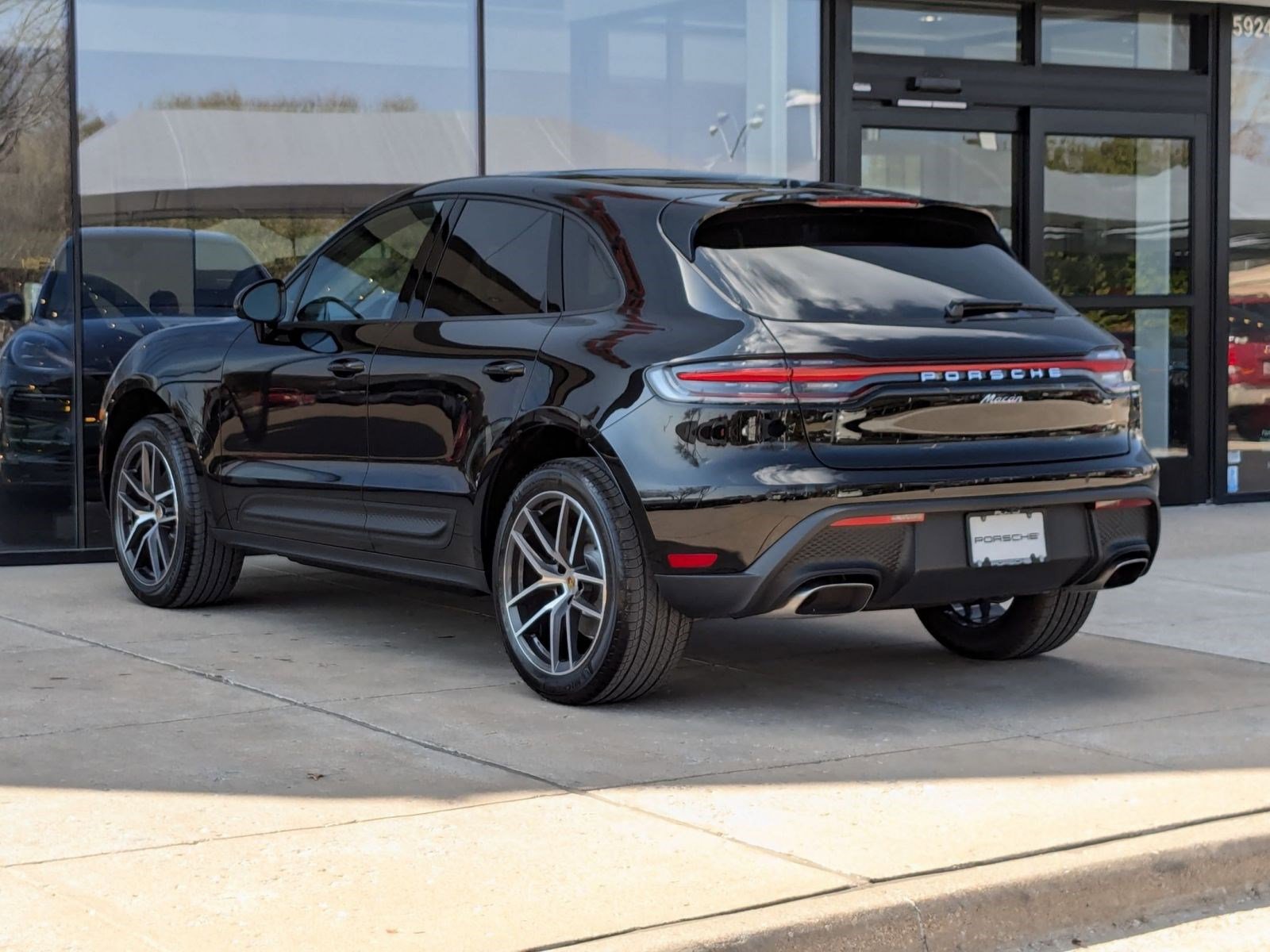 2025 Porsche Macan T photo 3
