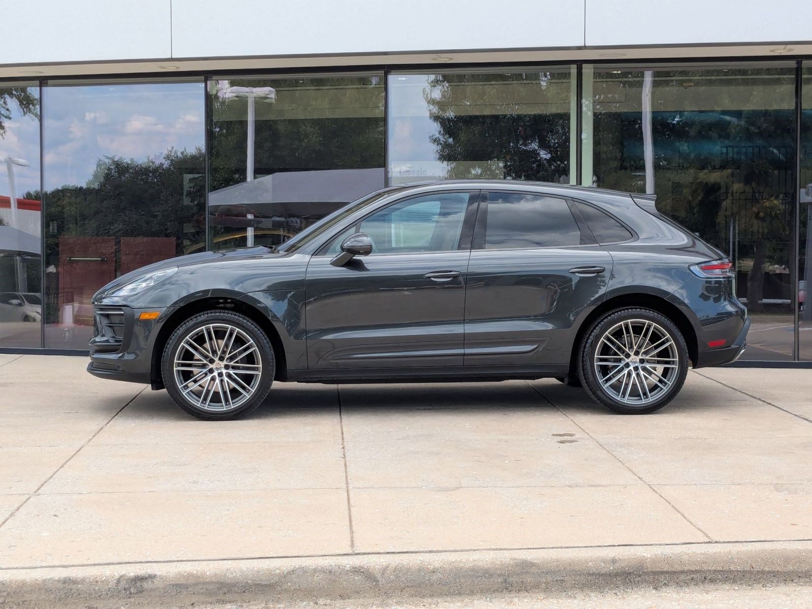 2025 Porsche Macan T photo 2