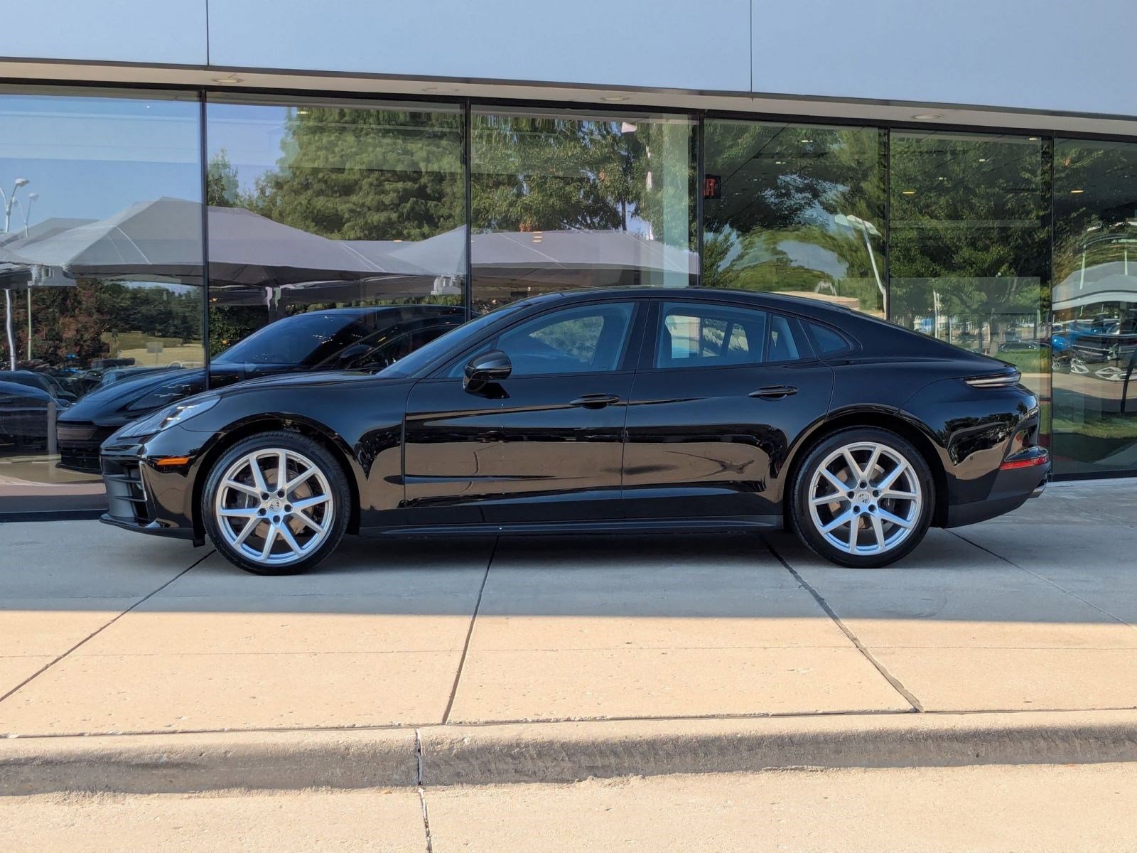 2025 Porsche Panamera 4 photo 2