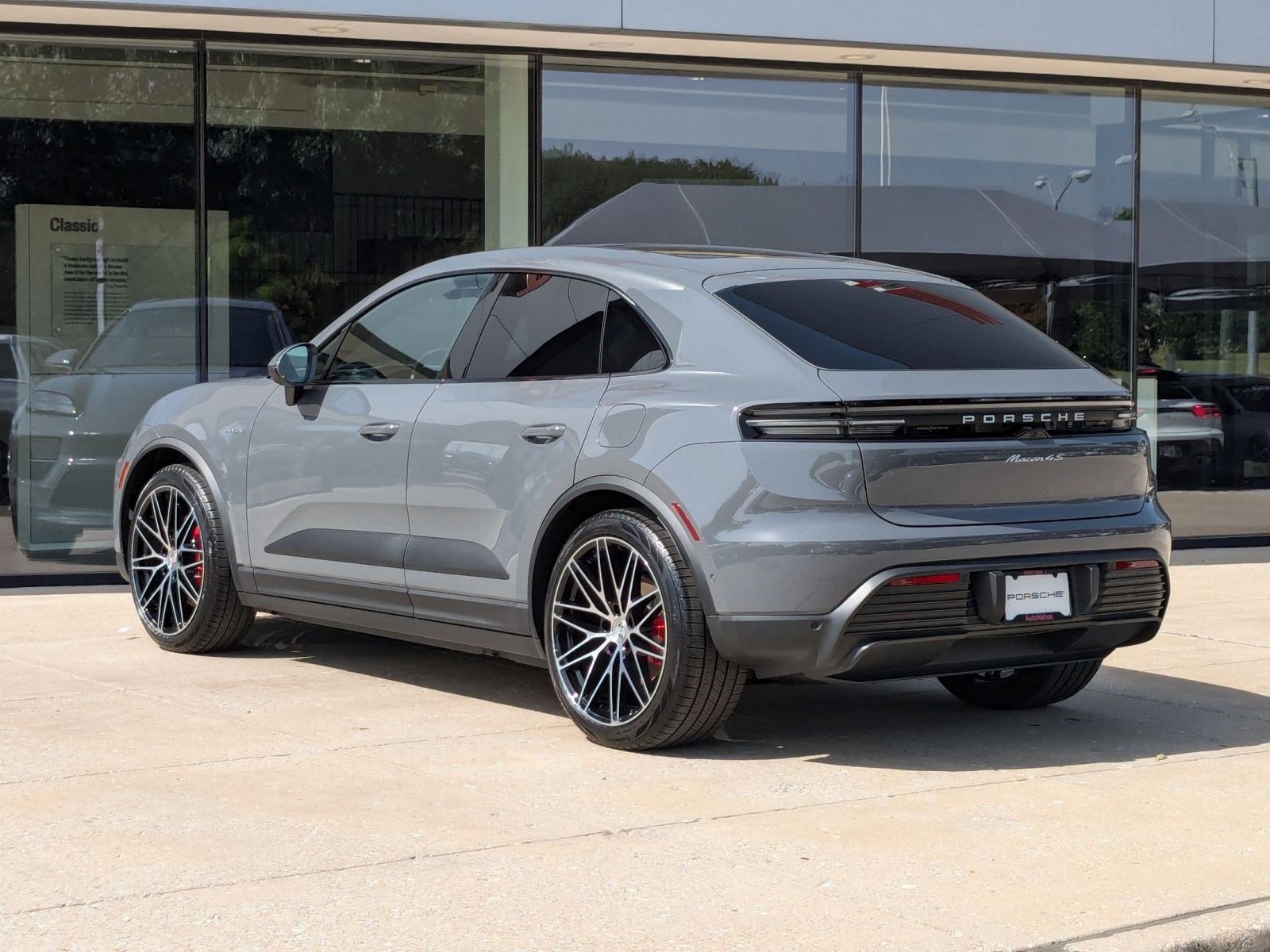 2025 Porsche Macan Electric photo 2